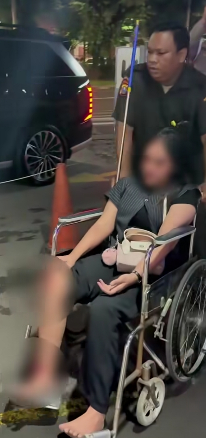 EVAKUASI: Perempuan berinisial IAM menjadi korban percobaan jambret di Jalan Joyoboyo, Surabaya. (IST/RADAR SURABAYA)