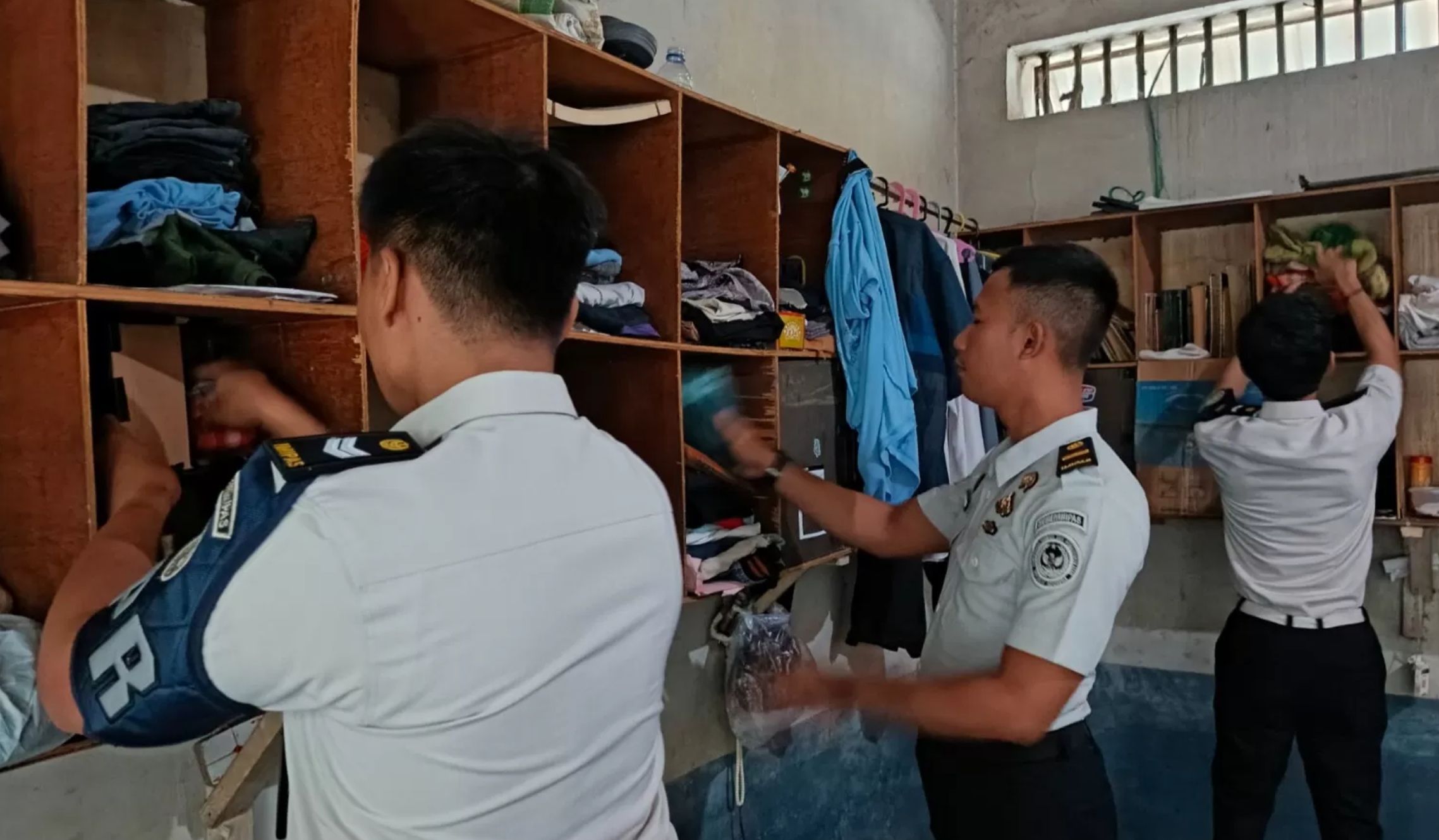 Petugas Rutan Kelas IIB Gresik melakukan razia secara mendadak di blok hunian warga binaan.