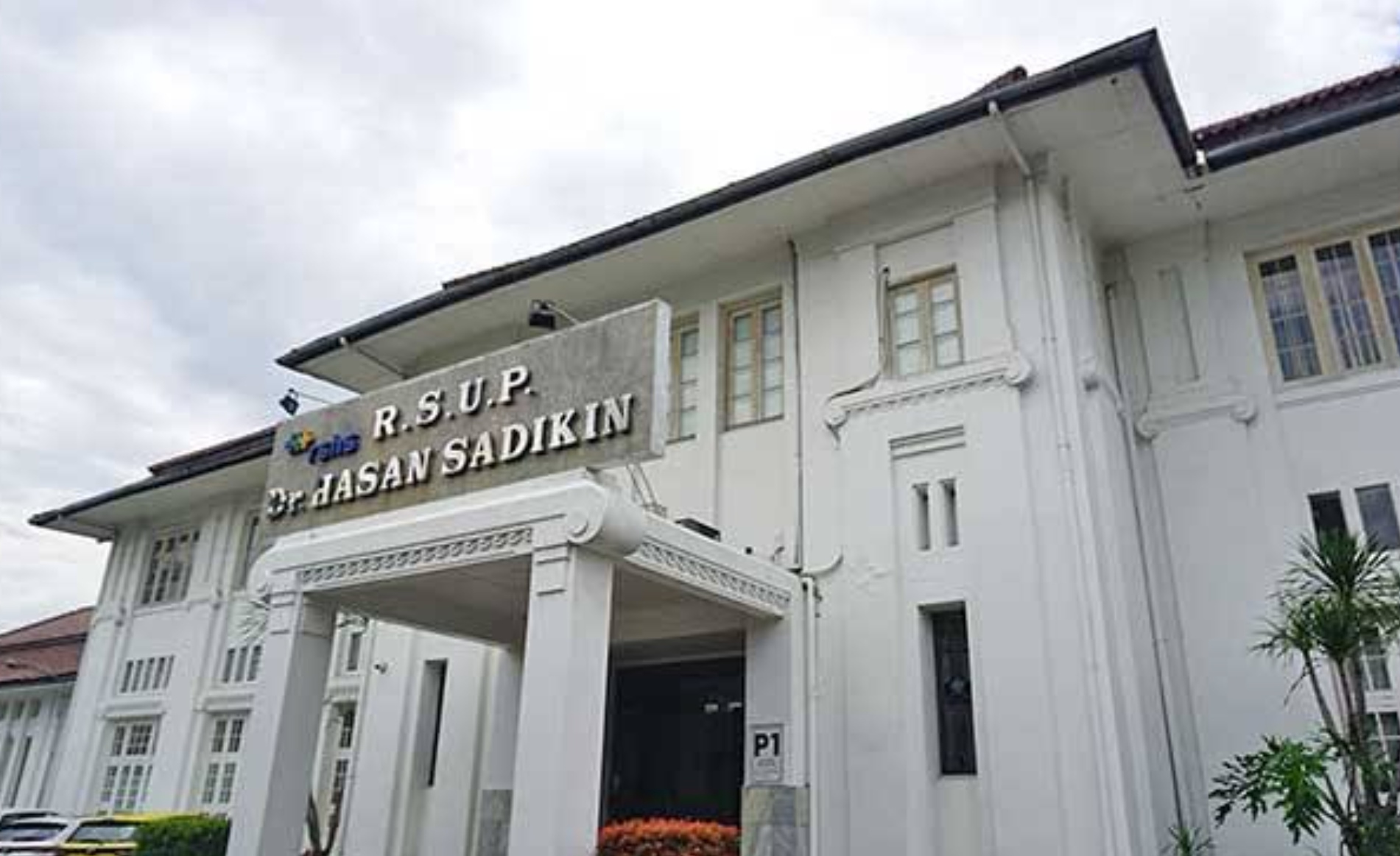 Seorang pasien yang terkonfirmasi positif super flu di Rumah Sakit Hasan Sadikin Bandung meninggal dunia.