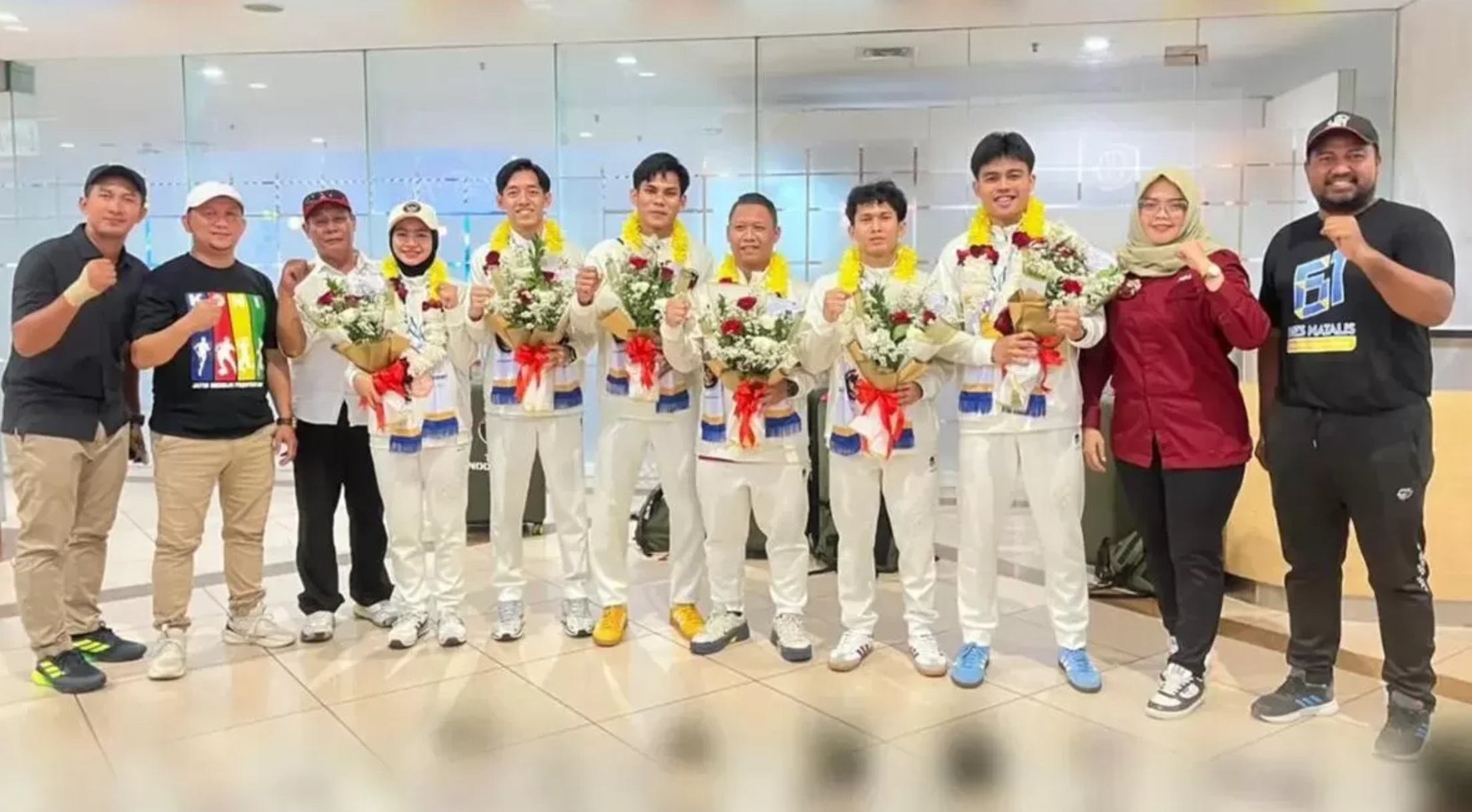 Atlet Hockey Gresik peraih medali emas dan perunggu SEA Games 2025 Thailand disambut oleh pengurus KONI Gresik.