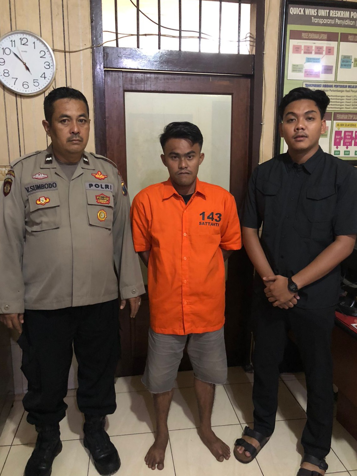 TERTANGKAP: Tersangka MDF saat diamankan Polsek Semampir usai ketahuan mencuri dompet di Masjid Sunan Ampel, Surabaya.(IST/RADAR SURABAYA)