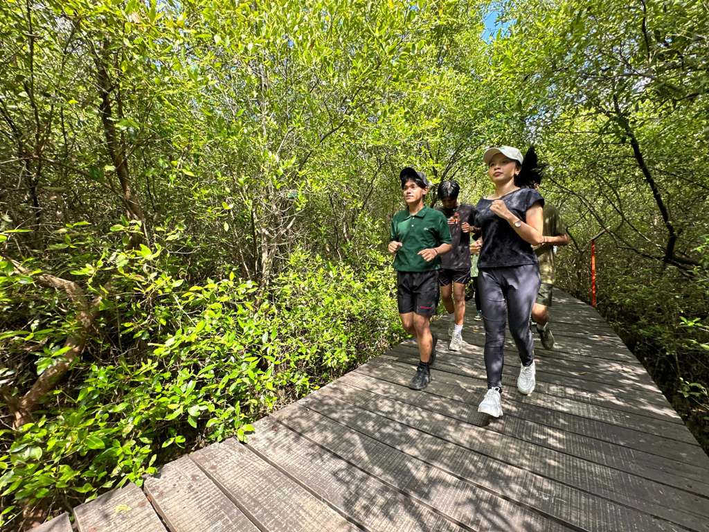 Hutan mangrove jadi salah satu destinasi wisata unggulan di Surabaya. (IST)