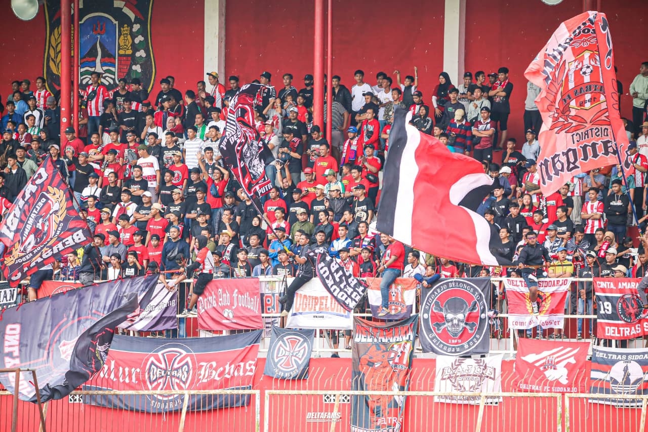 MILITAN: Suporter setia Deltras Sidoarjo.  (FOTO DELTRAS)