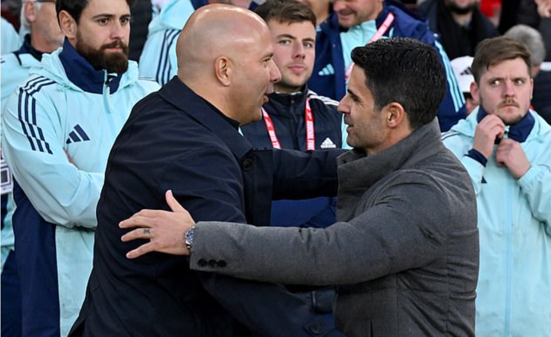 Arne Slot (kiri) tampaknya tahu bagaimana cara mengungguli Mikel Arteta.