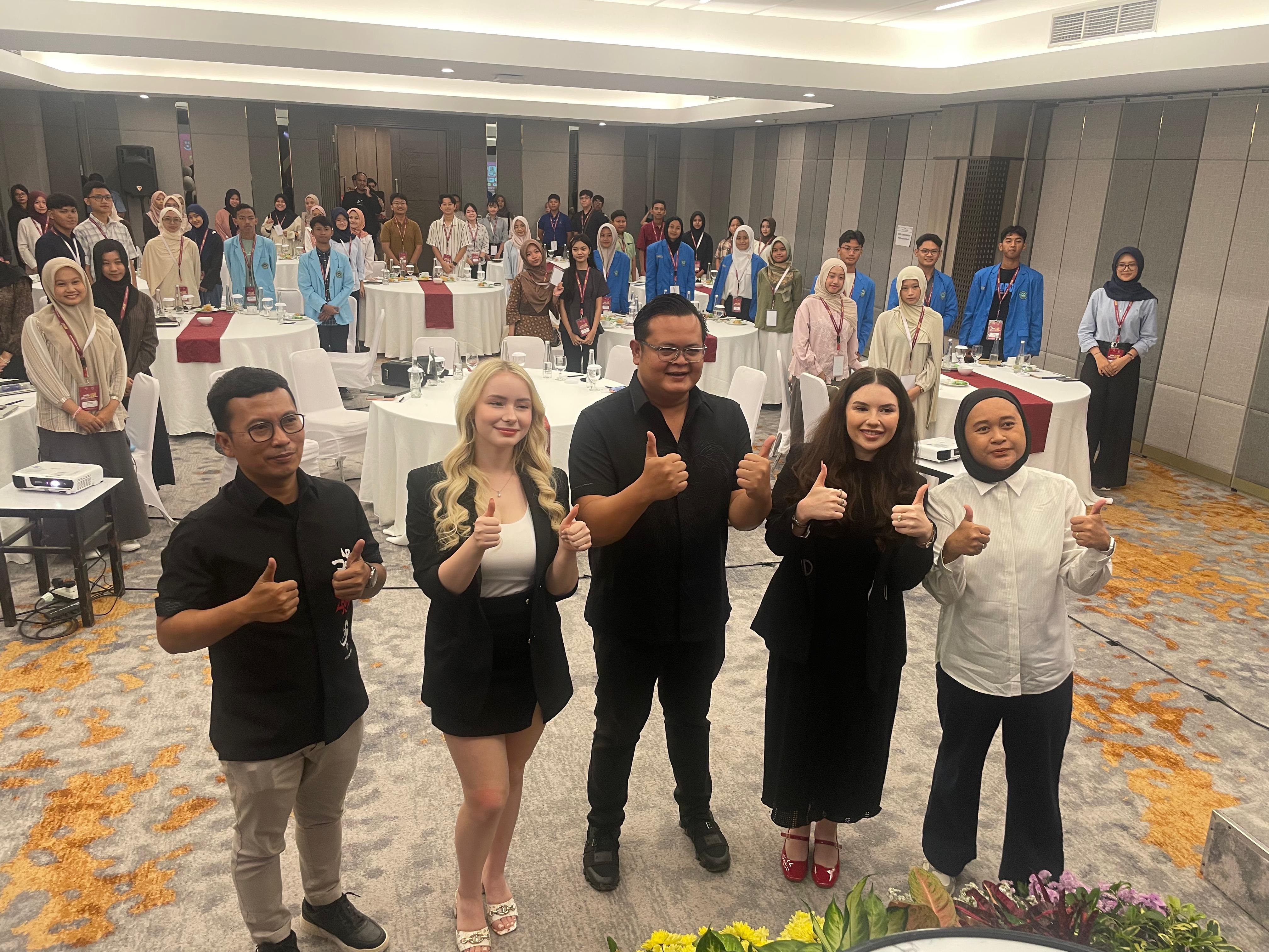 MOTIVASI: Influencer Dasha Gartman atau dikenal  Bule Berbie, dan Harvard Graduate Anna Mikhaylyants hadir dalam kegiatan.