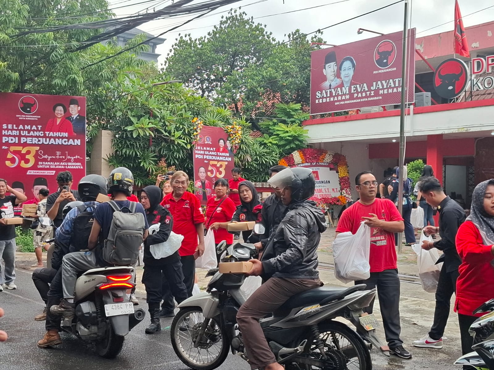 PERINGATAN: HUT ke-53 PDIP Surabaya diperingati dengan berbagi ke masyarakat dan konsolidasi anggota. PDIP Surabaya pasang target tinggi untuk kursi DPRD.(IST/RADAR SURABAYA)