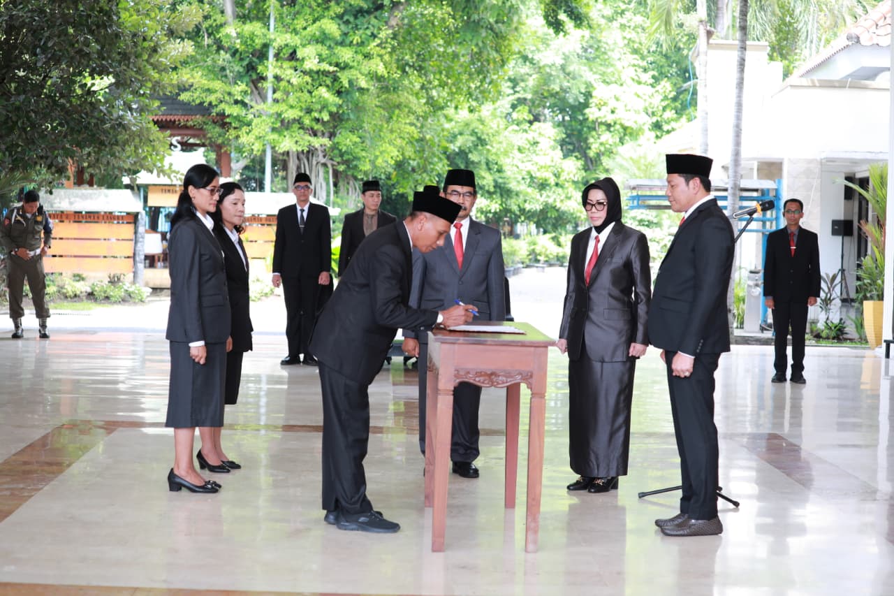 DISUMPAH: Bupati Sidoarjo Subandi melantik 260 pejabat struktural dan fungsional di lingkungan Pemerintah Kabupaten Sidoarjo, Sabtu.