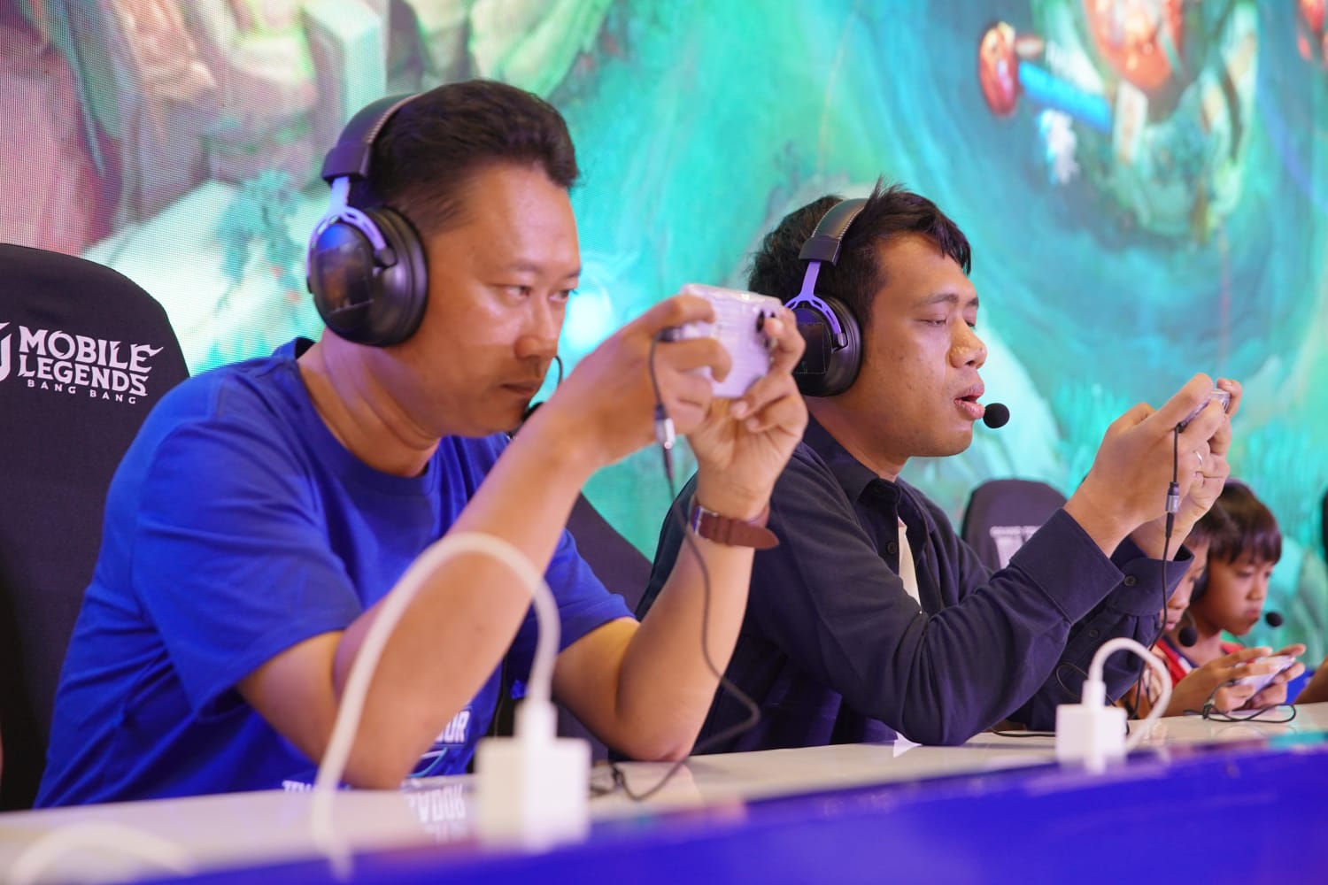 COACHING CLINIC: Mantan analis tim Evos Legends, Ade Setiawa dan mantan pelatih Alter Ego, Nafari memberikan pelatihan singkat bermain MLBB kepada para peserta, di Tunjungan Plaza Surabaya.