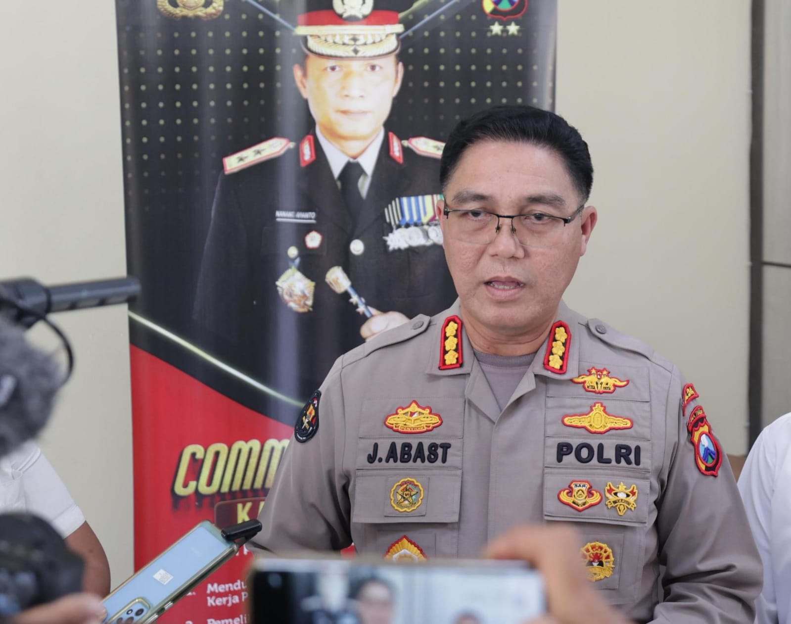 PERKEMBANGAN: Kabid Humas Polda Jatim Kombes Pol Jules Abraham Abast menjelaskan pihaknya menahan tersangka kasus dugaan pelecehan seksual terhadap santriwati di Bangkalan. (IST/RADAR SURABAYA)