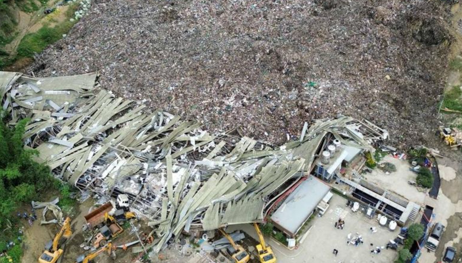 TPA Binaliw, Kota Cebu, Filipina longsor dan menewaskan sedikitnya dua orang serta puluhan pekerja masih hilang.