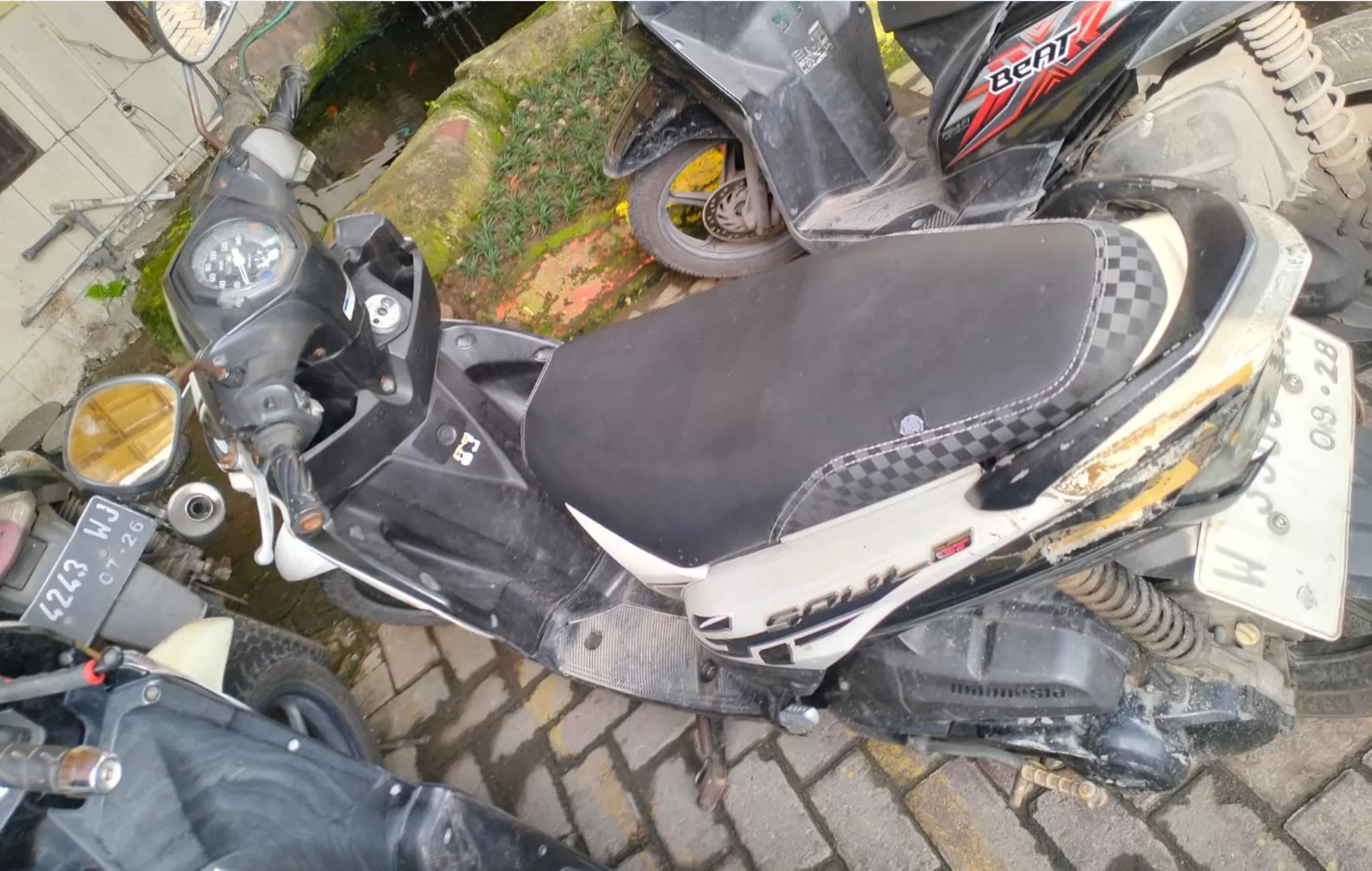 Kondisi sepeda motor yang terlibat kecelakaan beruntun di Jalan Raya Manyar.