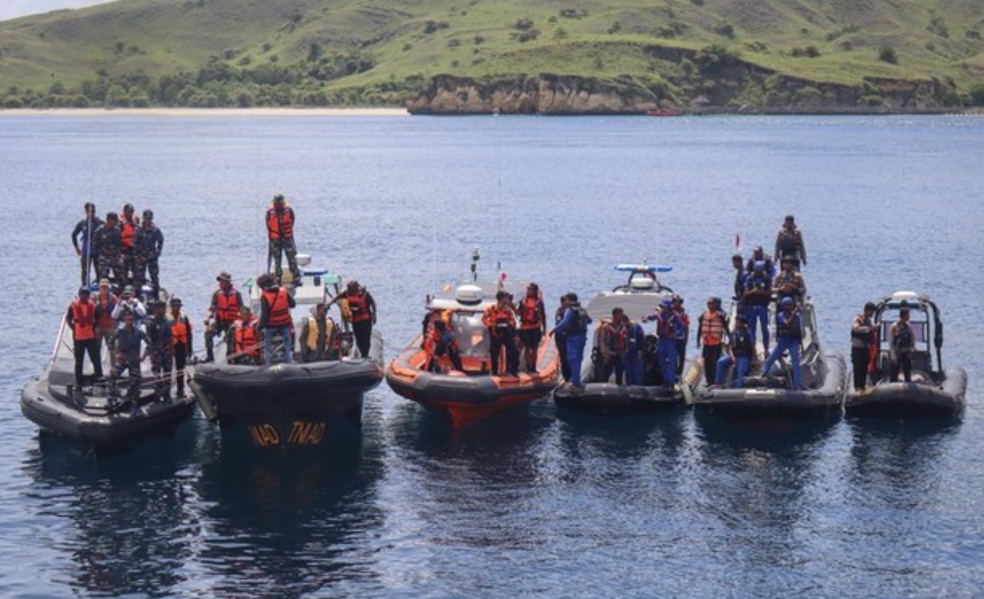Sebagai bentuk penghormatan untuk korban KM Putri Sakinah yang kecelakaan di perairan Pulau Padar, Labuan Bajo, Manggarai Barat, NTT, Jumat (9/1), Tim SAR gabungan menaburkan bunga,