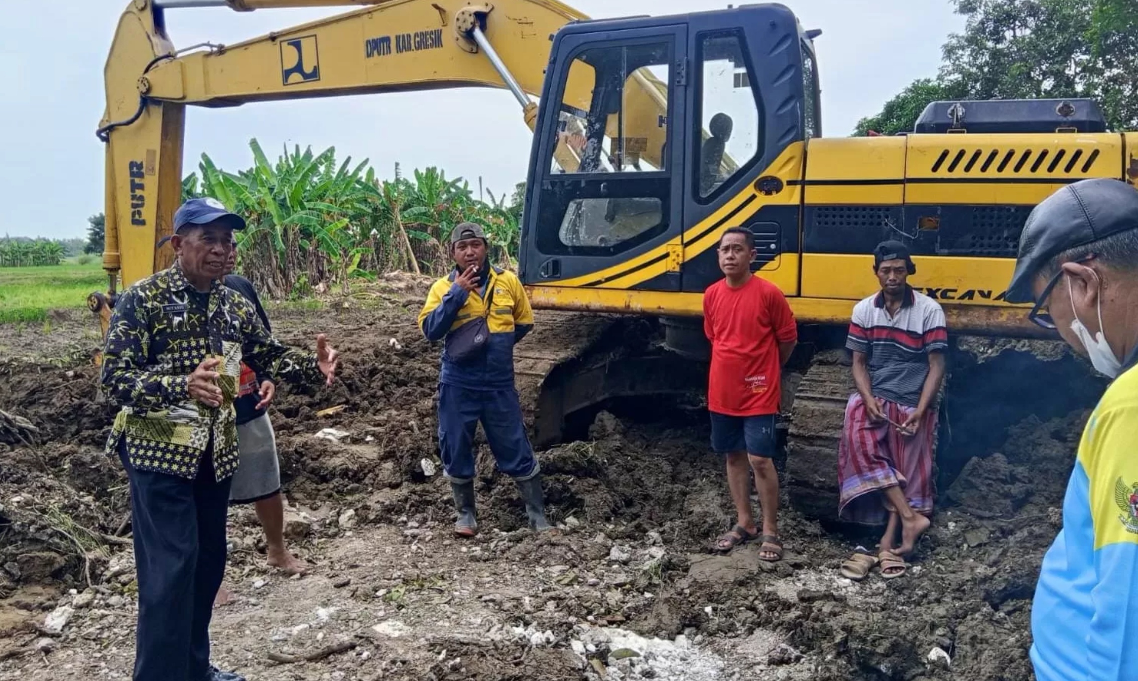 Alat berat digunakan dalam pembangunan tanggul di tepi Bengawan Solo, wilayah Desa Masangan.