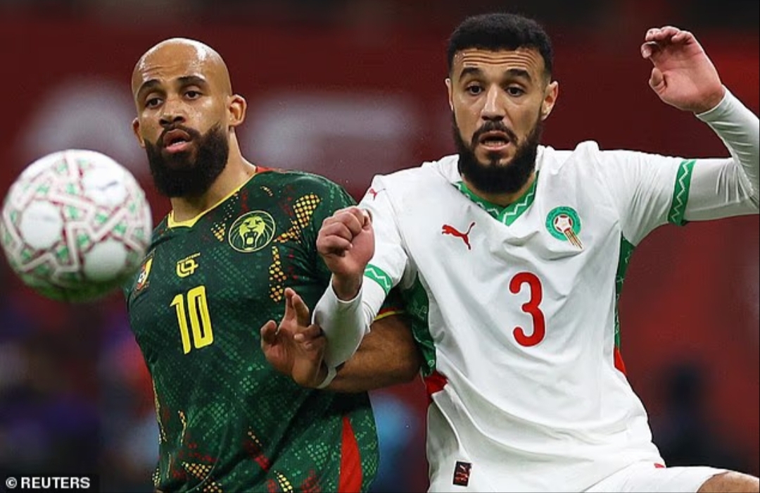 Bryan Mbeumo (kiri) tersingkir dari Piala Afrika (AFCON) setelah dikalahkan oleh rekan setimnya di Manchester United, Noussair Mazraoui.