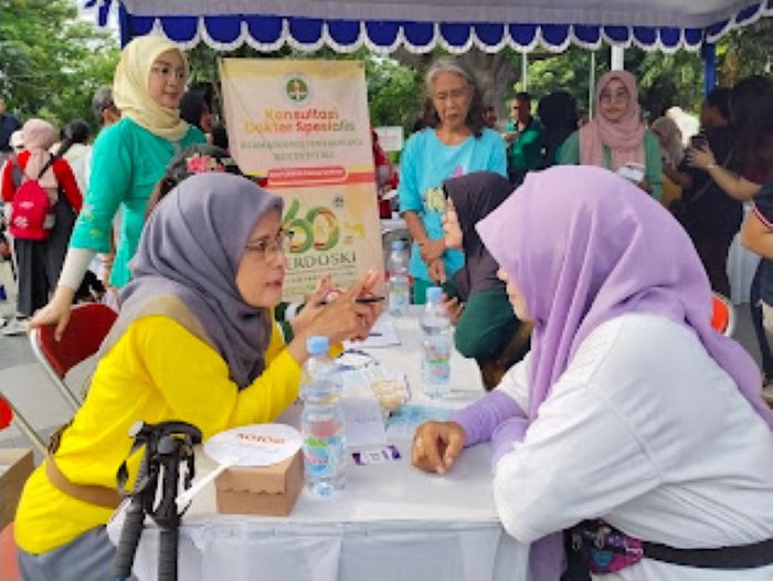 GRATIS: Pemeriksaan kulit secara gratis digelar Perdoski Cabang Surabaya di Taman Bungkul, Minggu (11/1), untuk menandai enam dekade organisasi mereka.