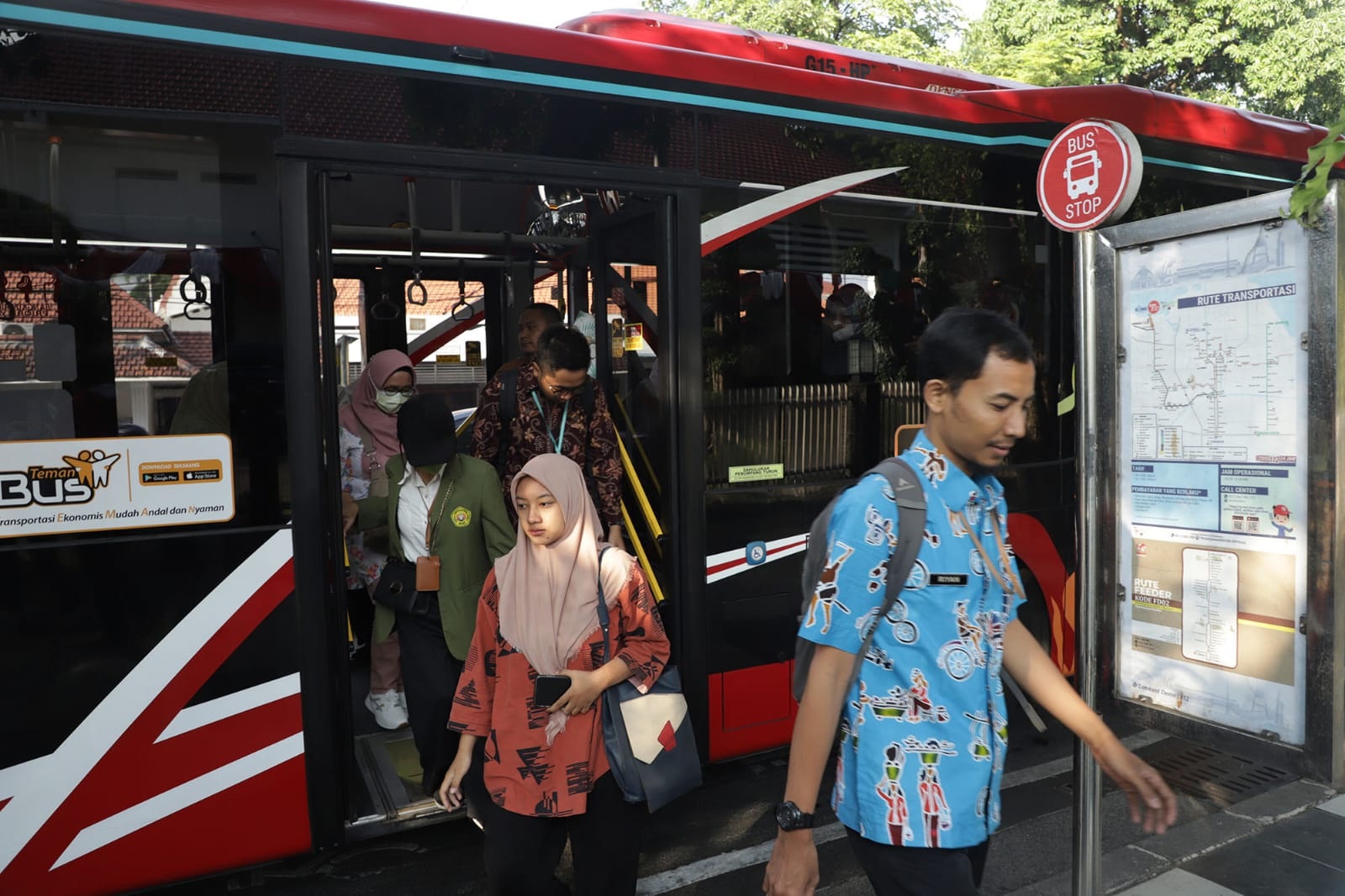 Layanan Suroboyo Bus kian diminati masyarakat. (DIMAS MAHENDRA/RADAR SURABAYA)