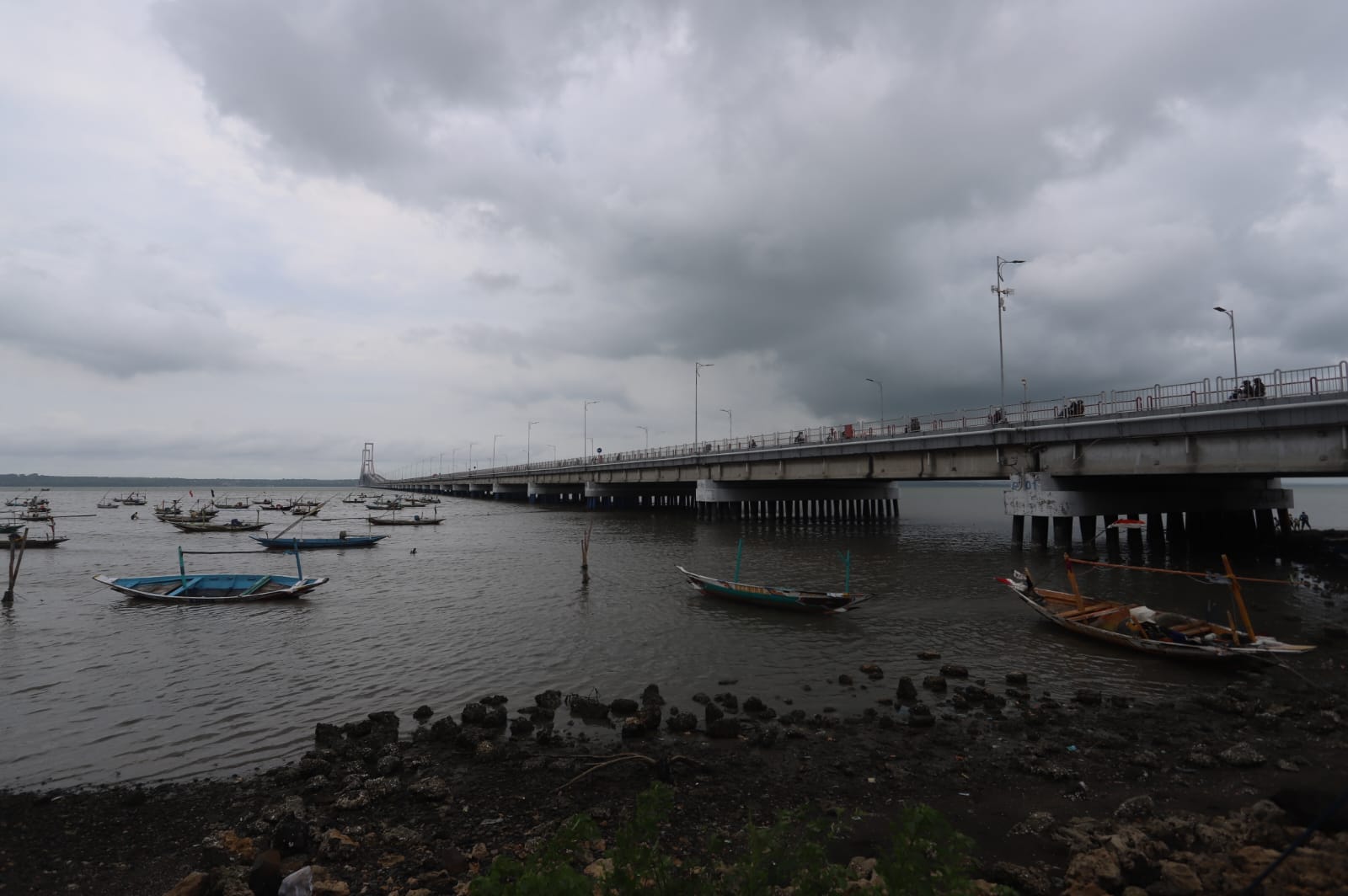 WASPADA: Awan gelap di kawasan Jembatan Suramadu kemarin (11/1). BMKG memprediksi potensi cuaca ekstrem di wilayah Surabaya, Sidoarjo, dan Gresik hingga 20 Januari. (PUGUH SUJIATMIKO/JAWA POS)