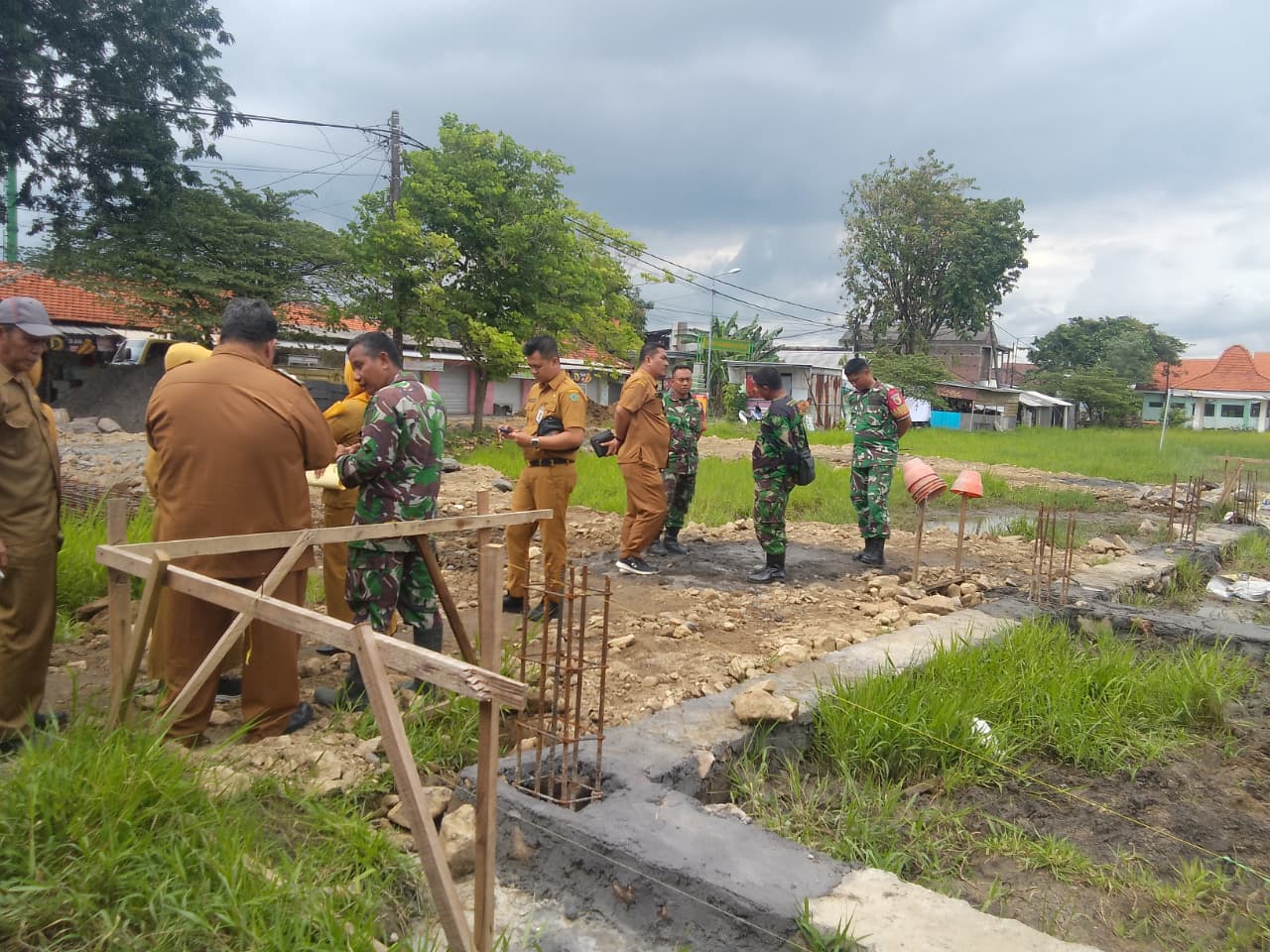 CARI SOLUSI: Dinkop UM Sidoarjo bersama aparat kewilayahan melakukan peninjauan ke lokasi pembangunan Koperasi Desa Merah Putih di Desa Sidorejo, Kecamatan Krian. (DIKY SANSIRI/RADAR SIDOARJO)