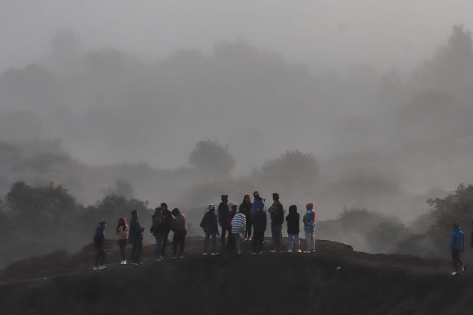 PILIHAN: Gunung Bromo menjadi pilihan wisatawan yang hendak wisata ke Jatim. Desa wisata dan destinasi alam masih jadi favorit kunjungan selama 2025.(SURYANTO/RADAR SURABAYA)