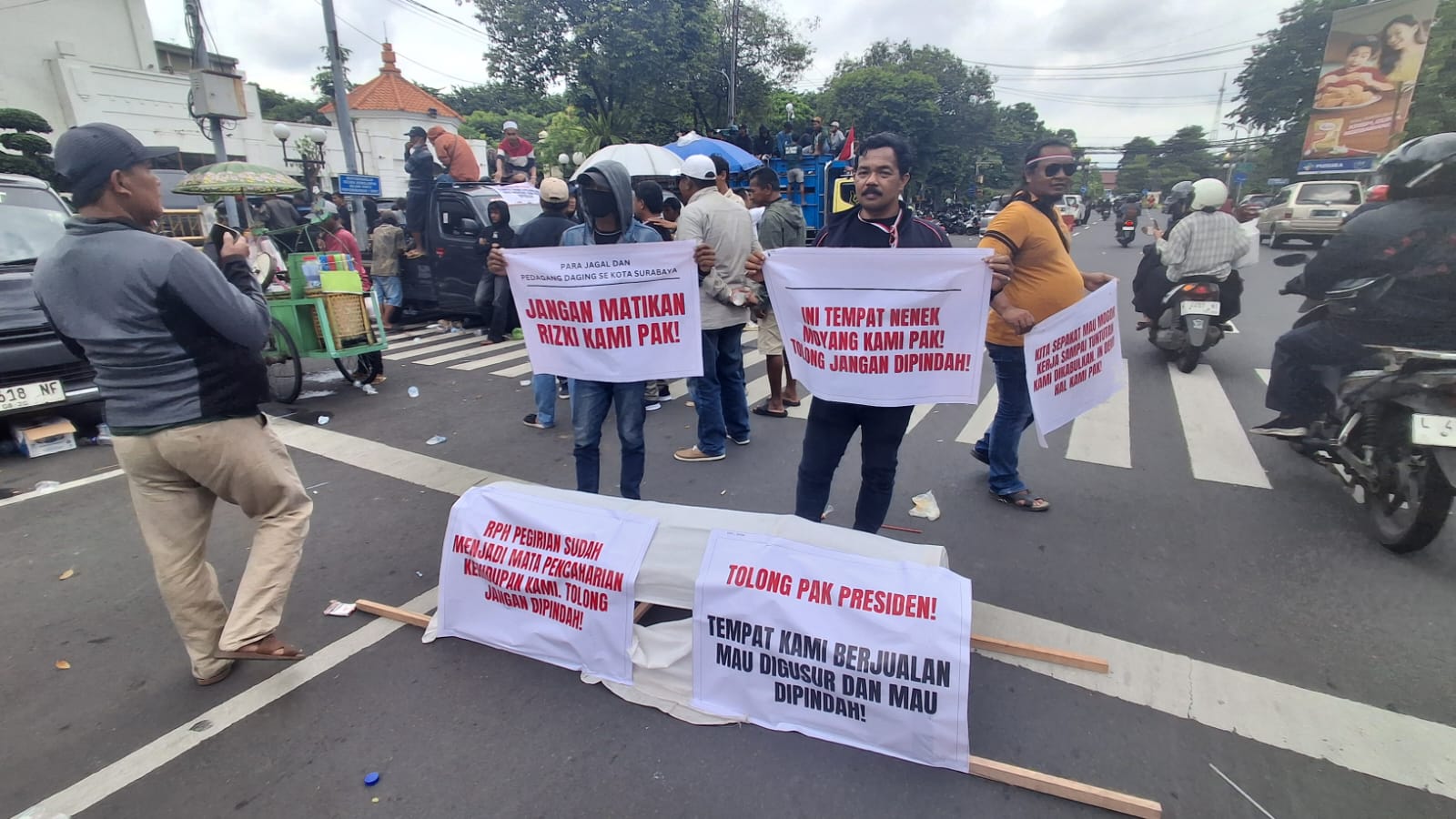 PROTES: Puluhan jagal memprotes pemindahan RPH dari Pegirian ke TOW karena dianggap memberatkan mereka.
