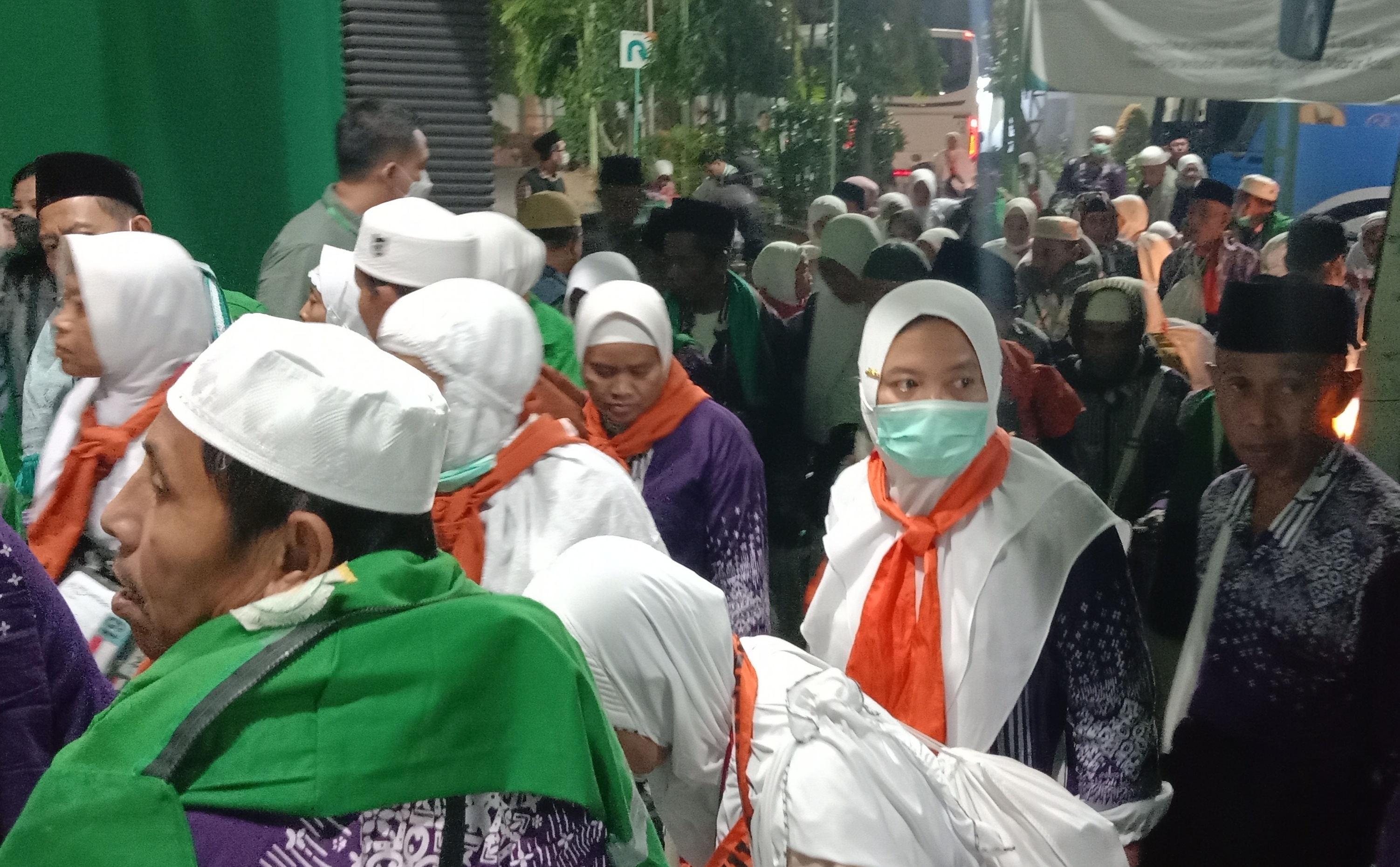 Foto musim haji 2025 saat calon jemaah diberangkatkan dari Asrama Haji Sukolilo Surabaya.