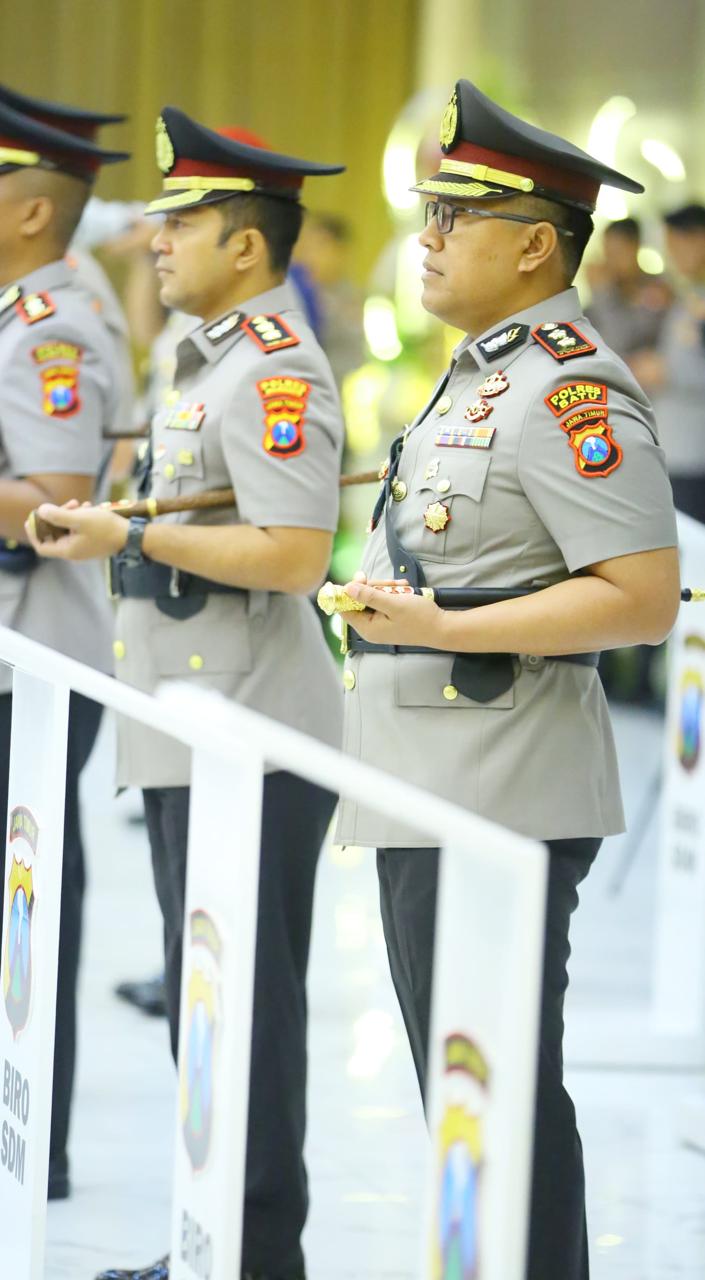 SIAP BERTUGAS: Kapolres Batu AKBP Aris Purwanto saat melaksanakan sertijab di Gedung Mahameru Polda Jatim. (IST/RADAR SURABAYA)