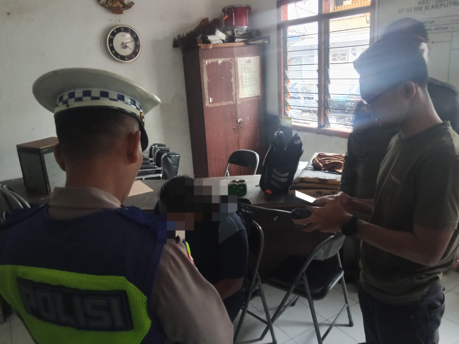 DIAMANKAN: Terduga pelaku dugaan pelecehan terhadap pelajar Surabaya di Suroboyo Bus saat diamankan Polsek Genteng.(IST/RADAR SURABAYA)