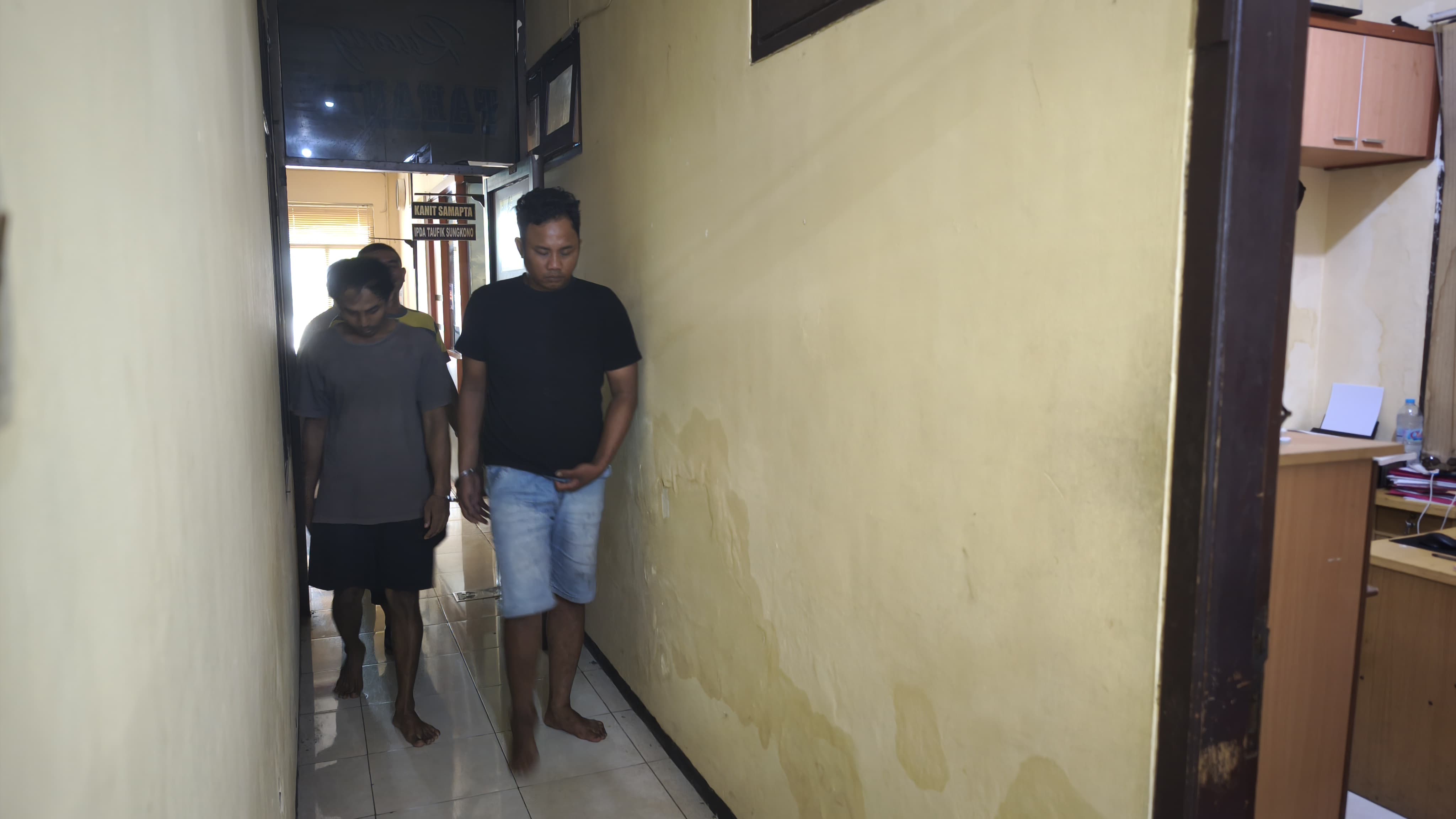 DIAMANKAN: Dua pencuri motor di Jalan Manyar Sabrangan, Surabaya, akhirnya diamankan di Polsek Mulyorejo. Aksinya ketahuan karena alarm motor bunyi.(IST/RADAR SURABAYA)