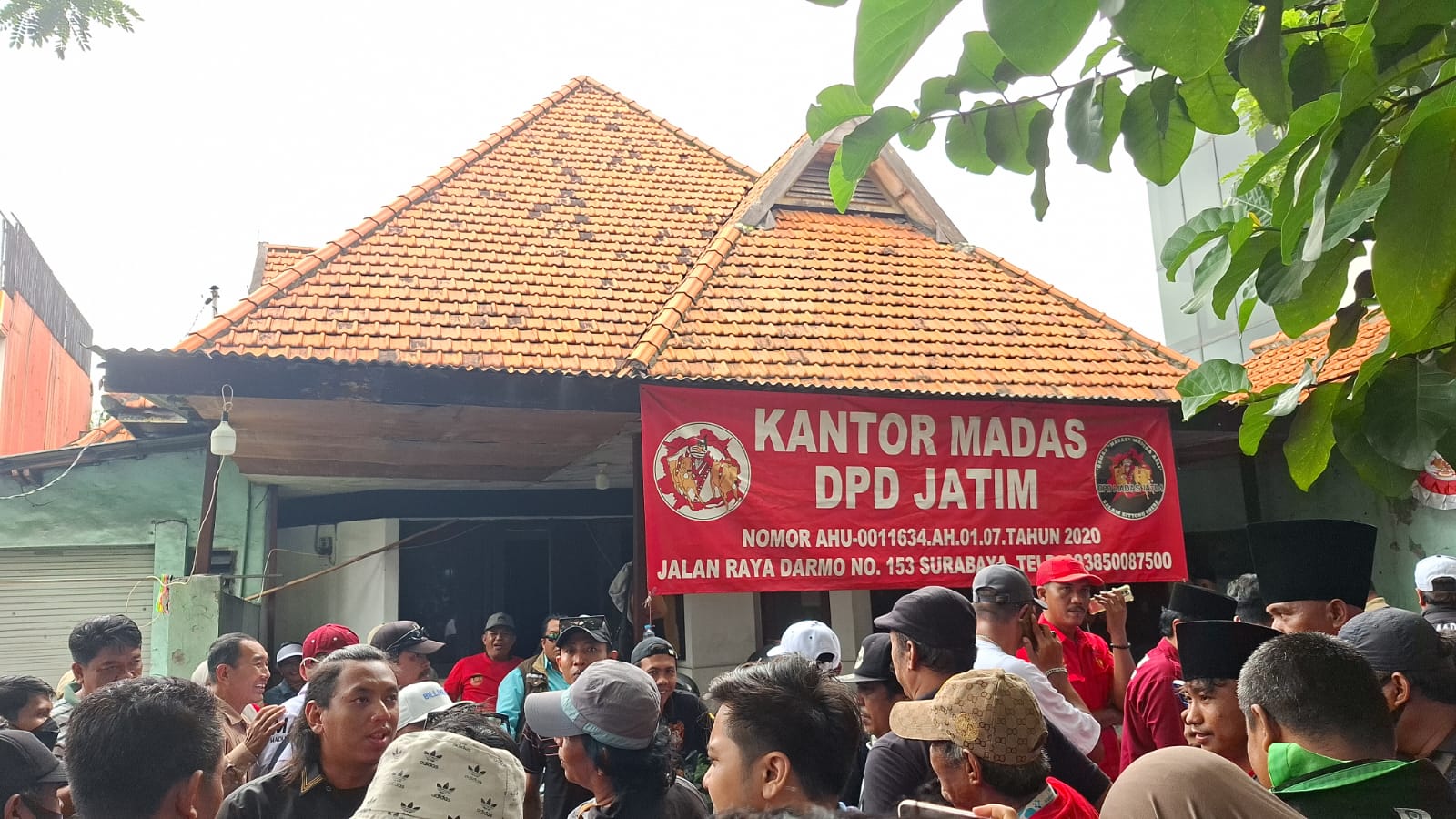 Ratusan orang memenuhi halaman kantor Madas di Jalan Raya Darmo 153 Surabaya. (ANDY SATRIA/RADAR SURABAYA)