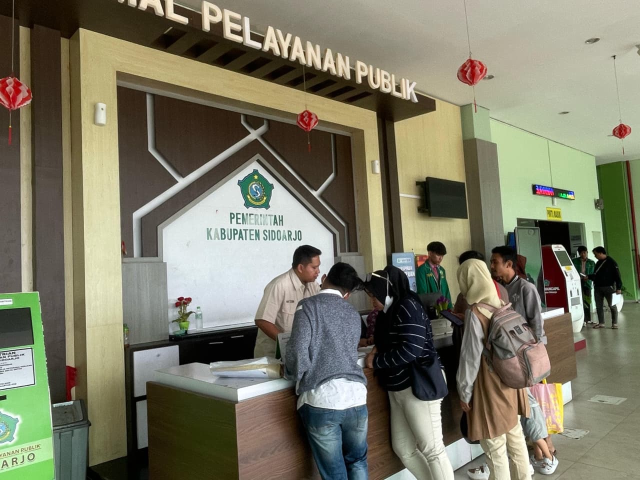 RAMAI: Warga memanfaatkan sejumlah pelayanan publik di Mal Pelayanan Publik di Lingkar Timur Sidoarjo.