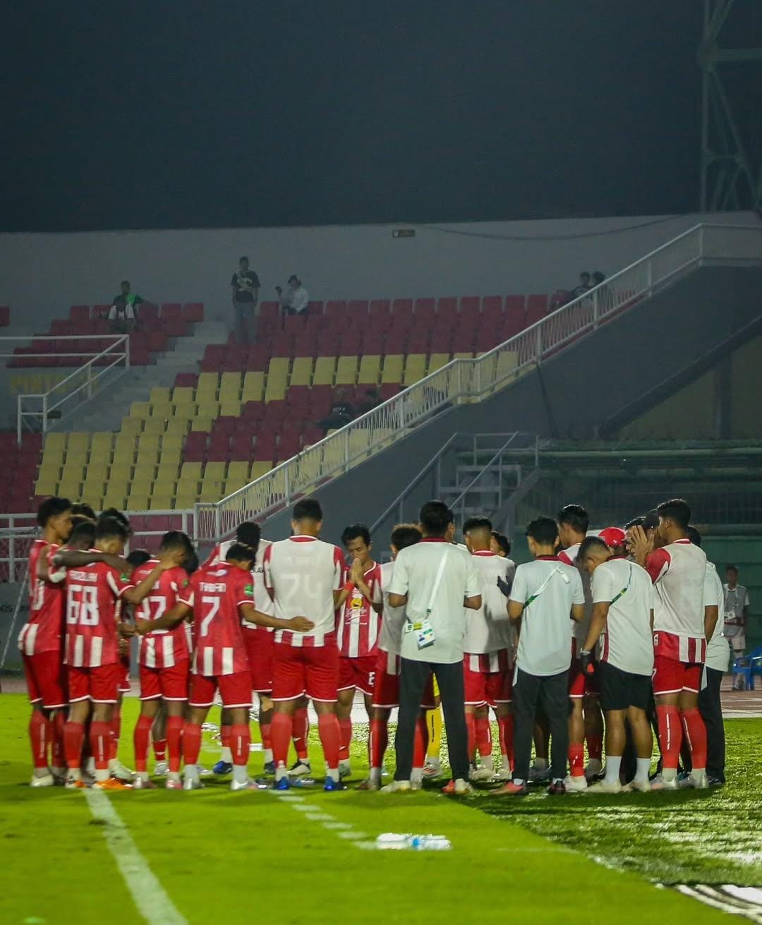 MENANG: Pemain Deltras Sidoarjo kompak usai pertandingan. (FOTO DELTRAS SIDOARJO)