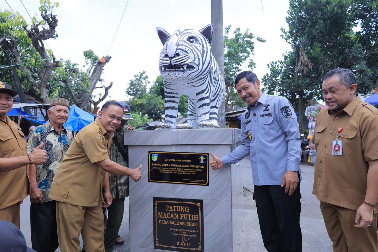 KARYA SENI: Kantor Wilayah Kementerian Hukum Jawa Timur menyerahkan Surat Pencatatan Cipta Seni Patung Macan Putih Desa Balongjeruk, Kecamatan Kunjang, Kabupaten Kediri.