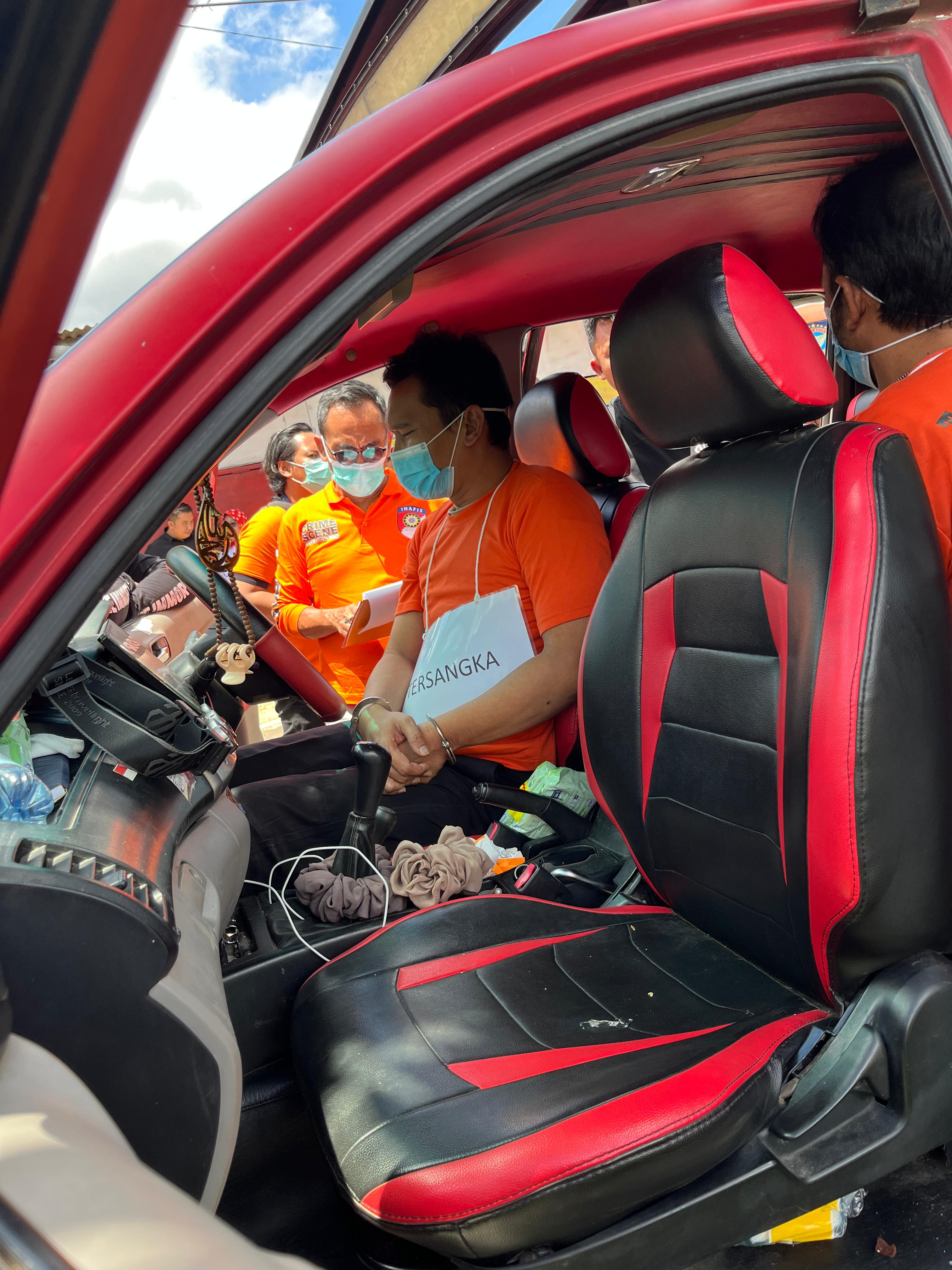 MEMPERAGAKAN: Kedua tersangka pembunuhan mahasiswi UM Malang saat rekontruksi kejadian pembunuhan yang dilakukannya. (IST/RADAR SURABAYA)