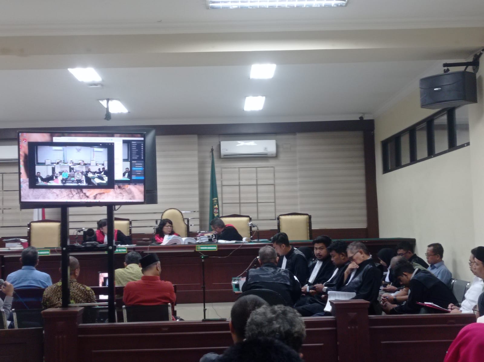SUASANA: Sidang lanjutan dugaan korupsi Pengelolaan Rusunawa Tambaksawah, Sidoarjo, menghadirkan Mantan Bupati Win Hendarso. (SURYANTO/RADAR SURABAYA)