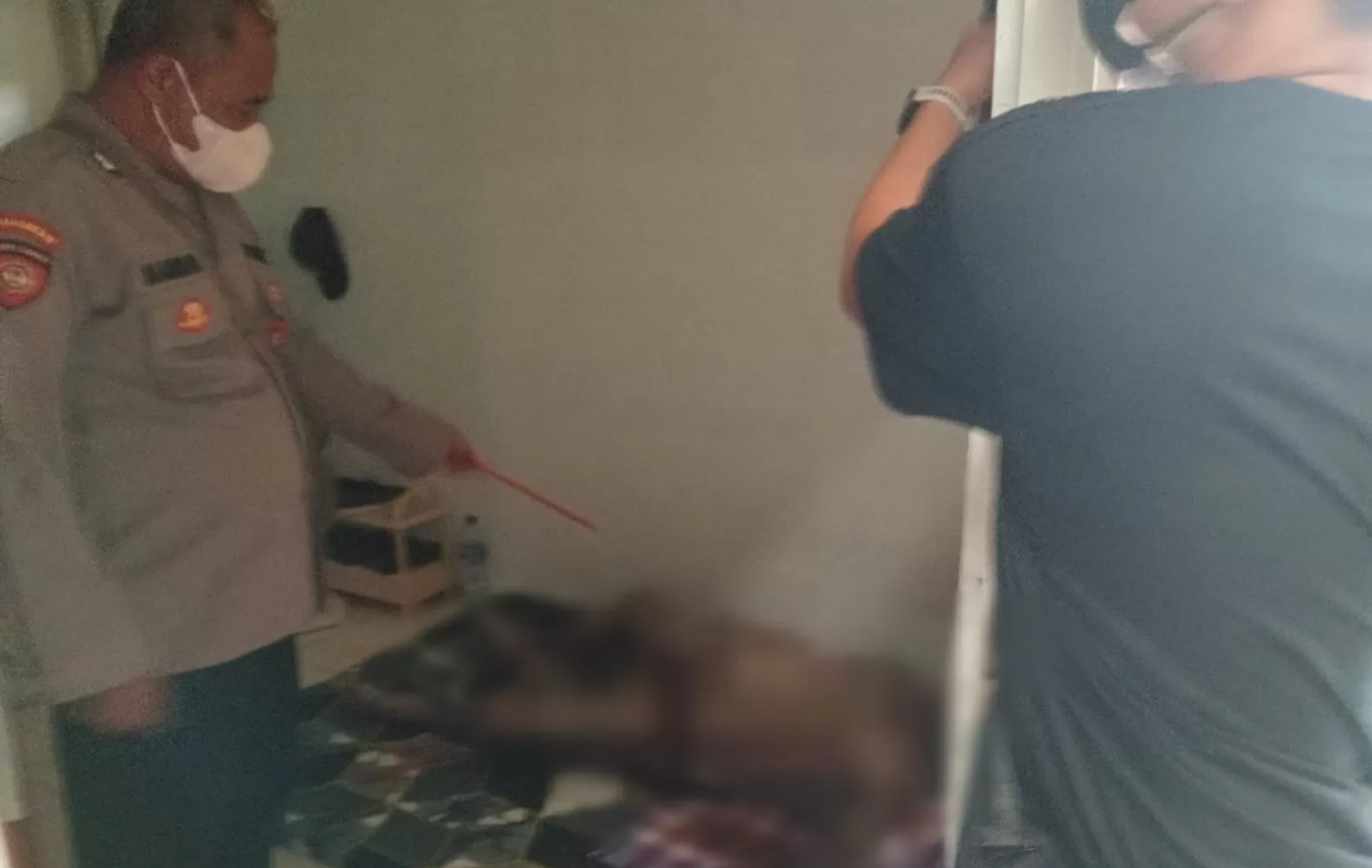 Jenazah salah satu penghuni kos Perumahan Kota Baru Driyorejo, Kecamatan Driyorejo, Gresik ditemukan dengan kondisi sudah membusuk.
