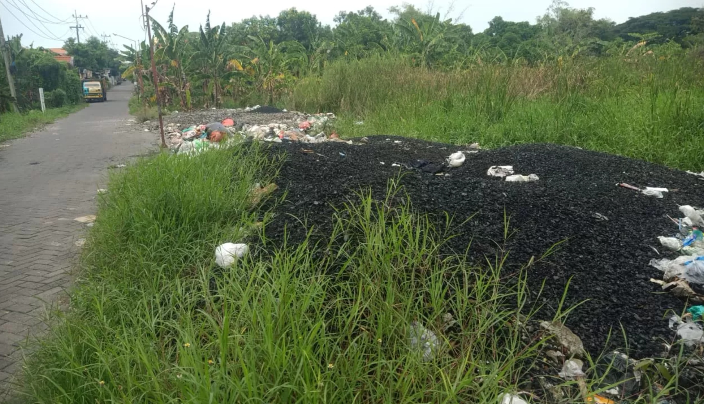 Tumpukan material hitam pekat diduga limbah B3 ditemukan di Kelurahan Prambangan, Gresik.