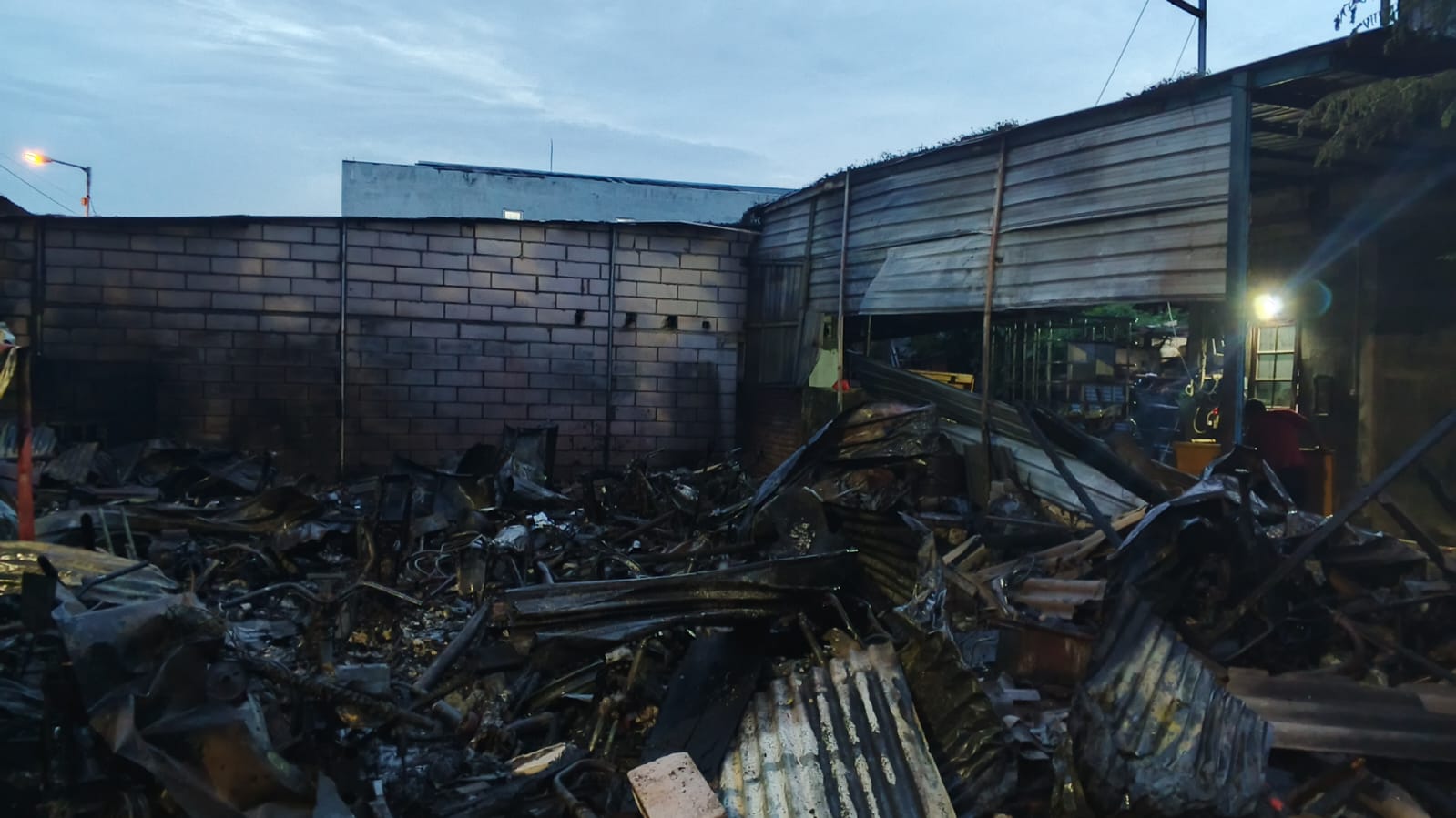 RATA: Kondisi tiga bangunan yang terbakar di Jalan Sedati Agung, Sedati, Sidoarjo.(IST/RADAR SURABAYA)