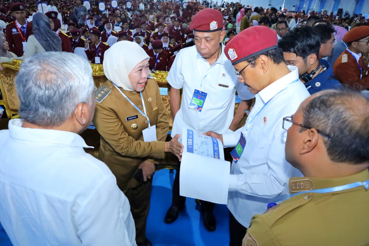 TERBANYAK: Gubernur Khofifah saat menjelaskan pada Mensos Saifullah Yusuf terkait 26 Sekolah Rakyat di Jatim yang seluruhnya telah beroperasi.(IST/RADAR SURABAYA)