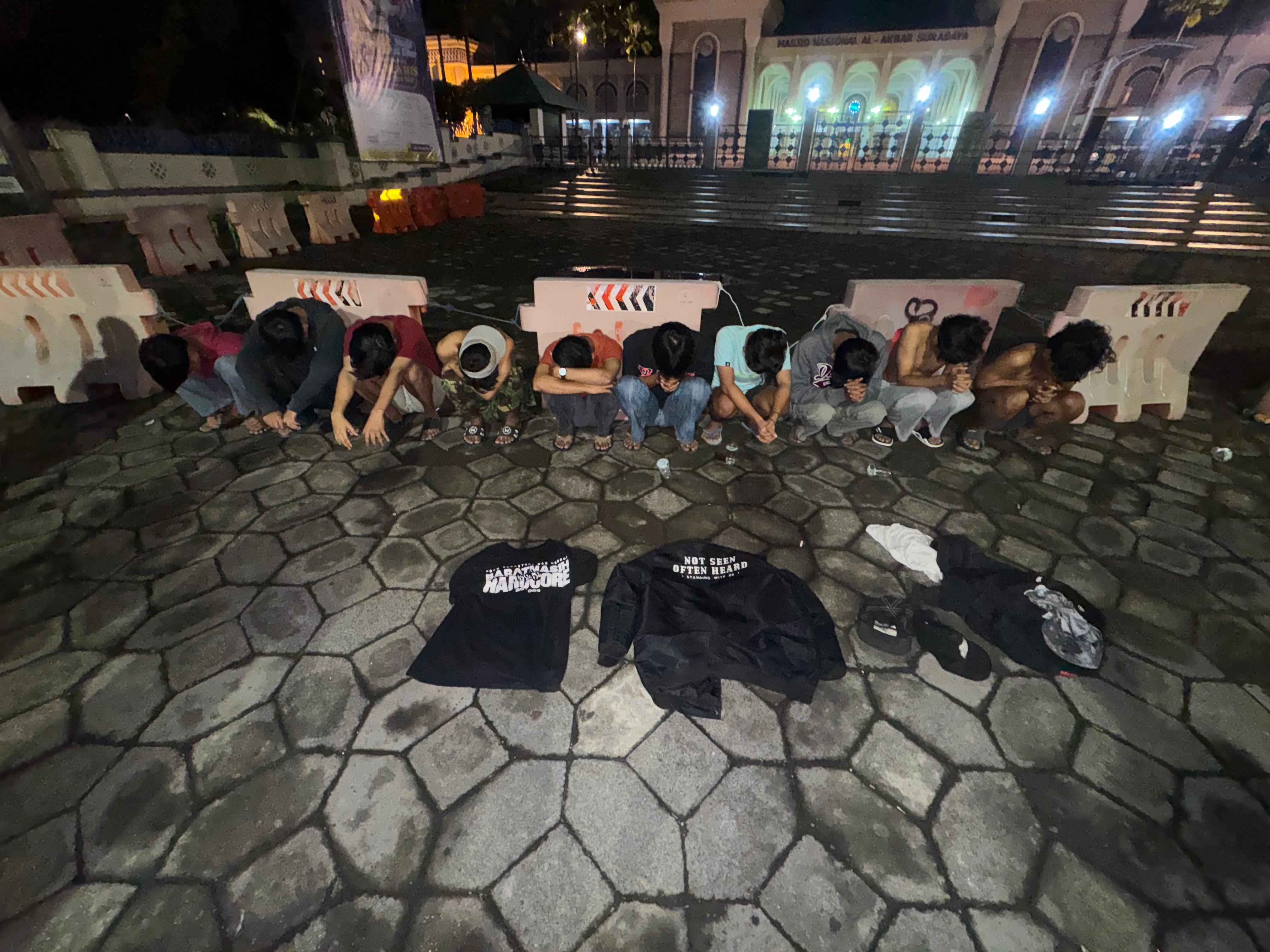 DIBARISKAN : Sebanyak 10 pemuda diduga hendak tawuran di kawasan Pagesangan Surabaya diamankan Tim Patroli Perintis Ditsamapta Polda Jatim, Selasa (13/1) dini hari.(IST/RADAR SURABAYA)