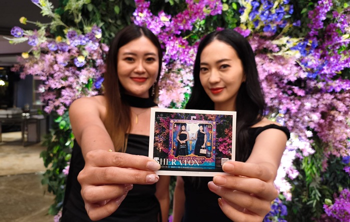 BANTUAN AI: Para tamu memanfaatkan stand selfie photo both yang disediakan, untuk berfoto bersama. Tren photo both dalam acara pernikahan saat ini banyak menggunakan teknologi AI.