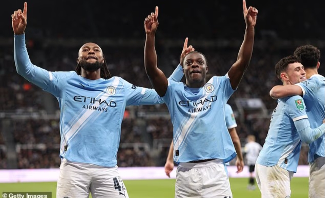 Antoine Semenyo (kiri) mencetak gol dan Jeremy Doku (kanan) menjadi pemain terbaik di lapangan saat Manchester City mengalahkan Newcastle.