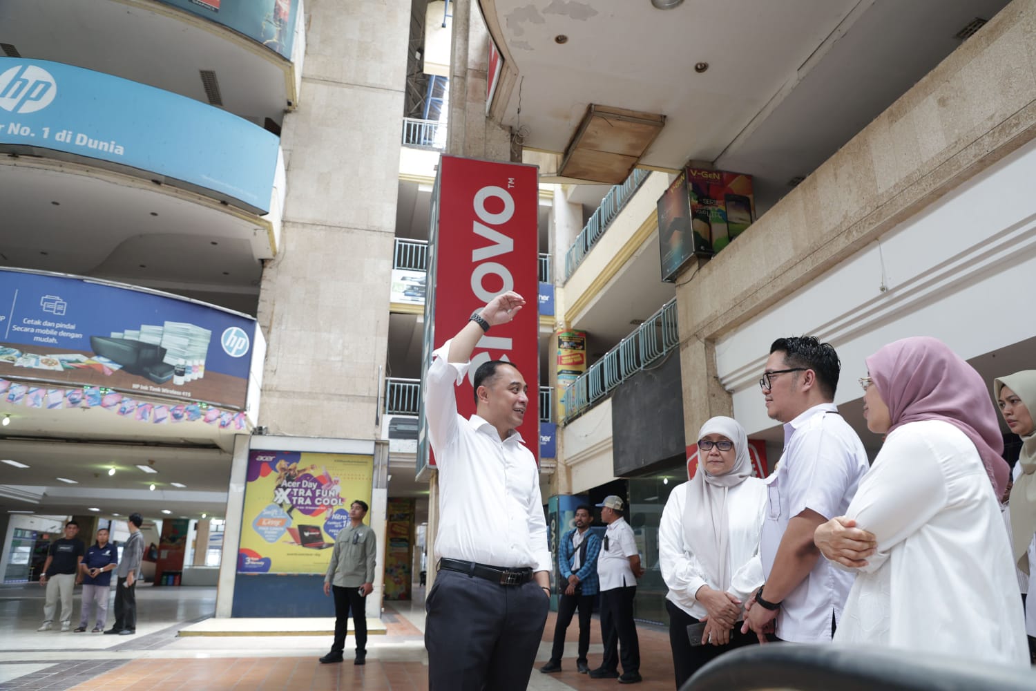 PERENCANAAN: Wali Kota Surabaya Eri saat melihat eks gedung Hi-Tech Mal. Pemkot segera membangunnnya untuk menjadi hub kreatif anak muda.(IST/RADAR SURABAYA)