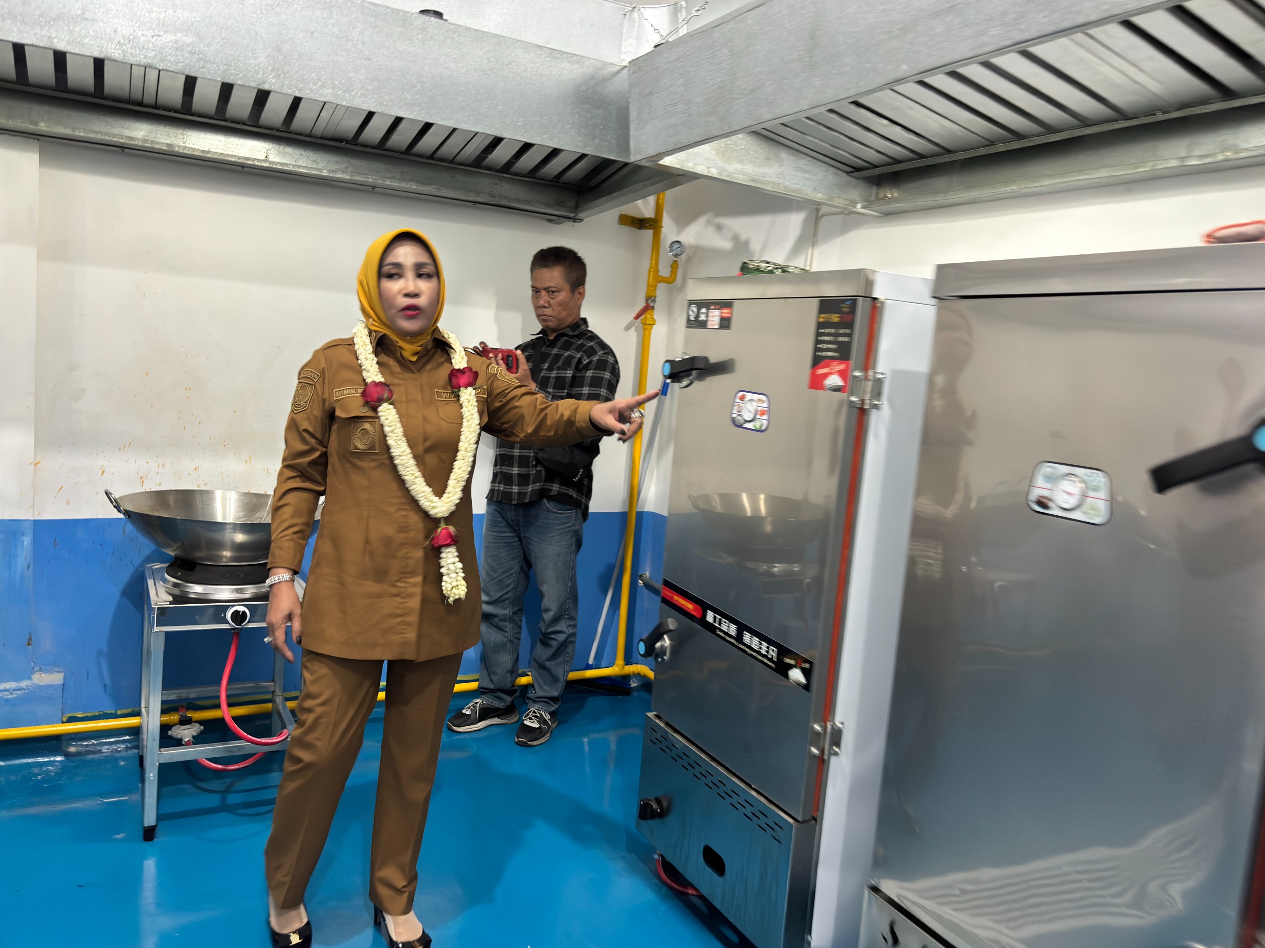 PELAYANAN: Wabup Sidoarjo Mimik Idayana meresmikan gedung dapur Satuan Pelayanan Pemenuhan Gizi (SPPG) Program Makan Bergizi Gratis (MBG) di Desa Temu, Kecamatan Prambon.