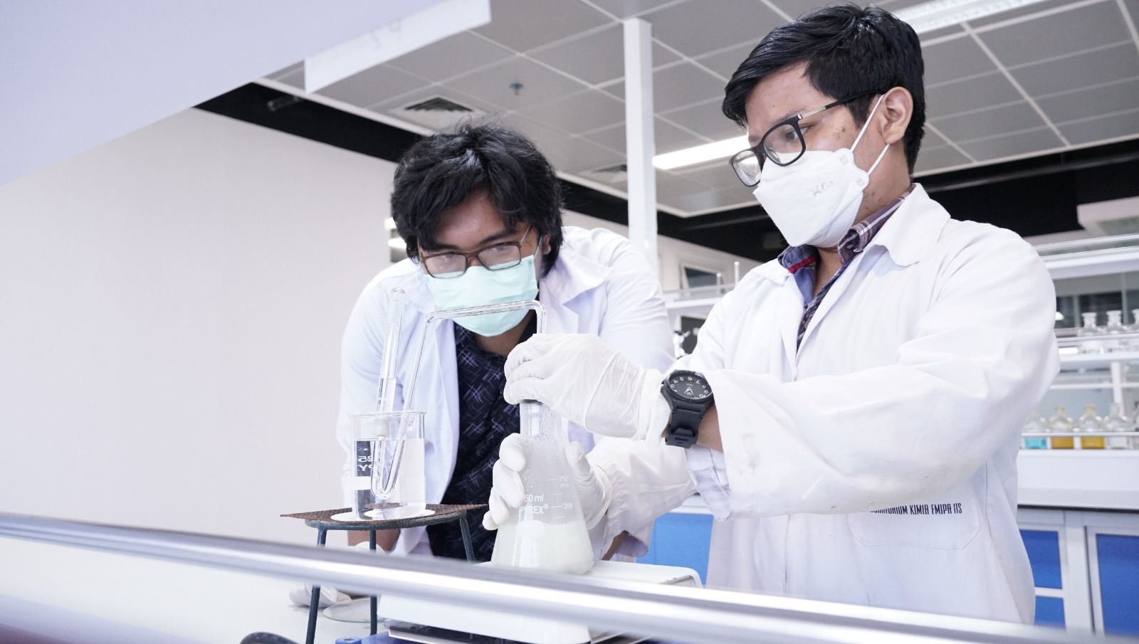 Laboratorium di ITS berperan sebagai pendukung utama sekaligus menjadi wadah bagi dosen dan mahasiswa ITS dalam melaksanakan riset ilmiah.
