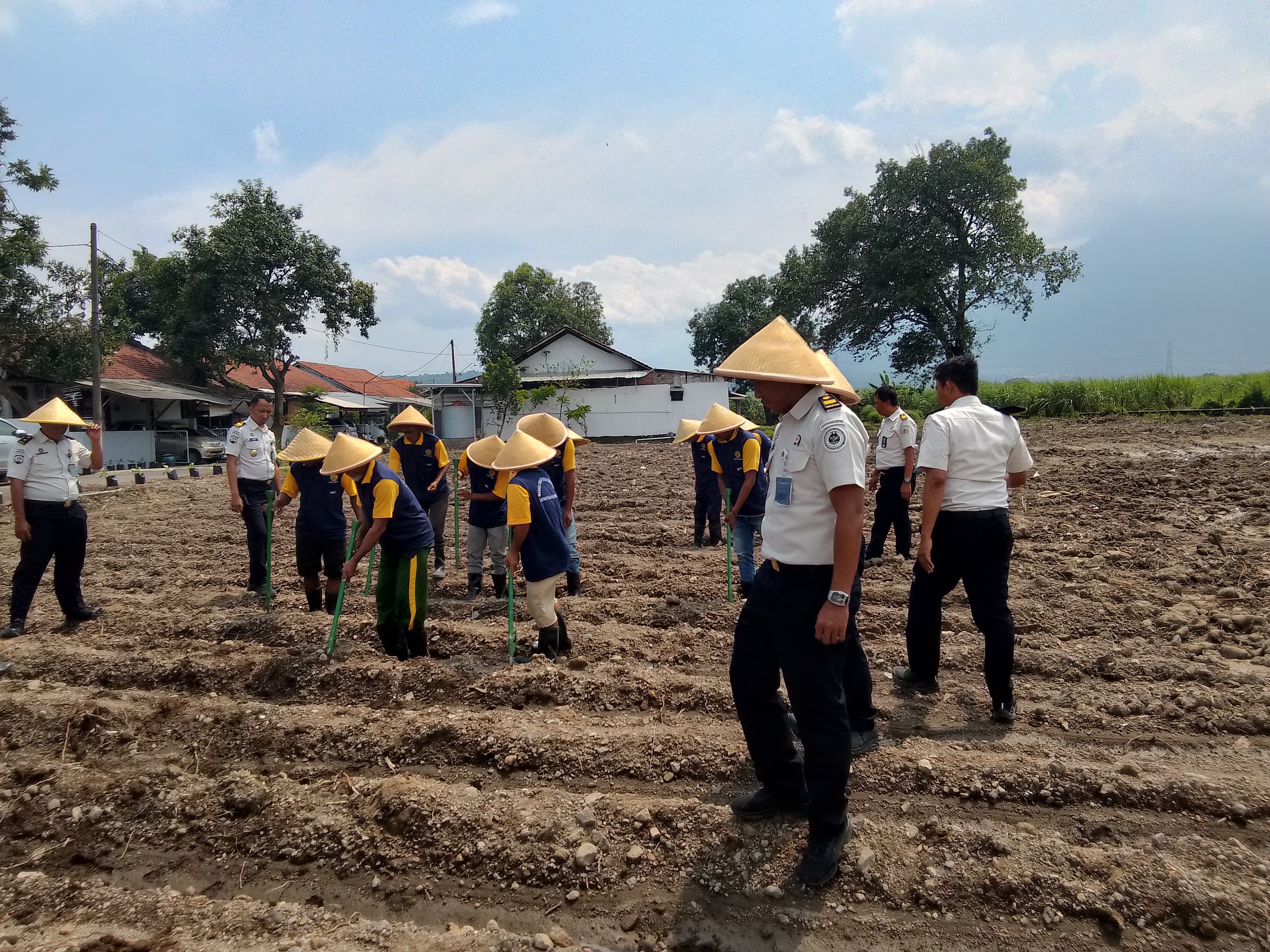 KETAHANAN PANGAN: Kakanwil Ditjenpas Jatim Kadiyono bersama Kepala Lapas Porong Sohibur Rachman saat menanam bibit jagung di lahan seluas 5.860 meter persegi di Sidoarjo. (IST/RADAR SURABAYA)