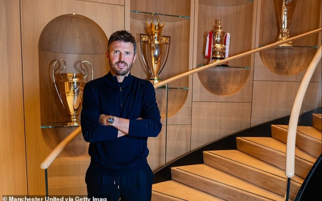 Michael Carrick kalahkan Ole Gunnar Solksjaer untuk posisi pelatih sementara Manchester United.