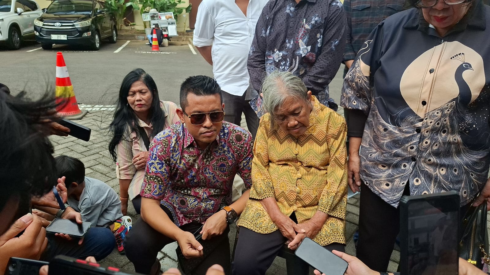 ISTIRAHAT: Nenek Elina usai diperiksa di Polda Jatim terkait laporan kasus dugaan pemalsuan surat tanah.(M MAHRUS/RADAR SURABAYA)