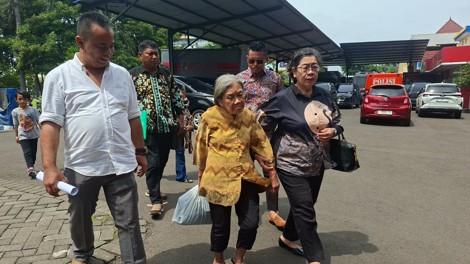 DIPERIKSA : Nenek Elina Widjajanti bersama keluarga dan kuasa hukumnya mendatangi gedung Ditreskrimum Polda Jatim terkait kasus dugaan pemalsuan surat tanah. Rabu (14/1). (M MAHRUS/RADAR SURABAYA)