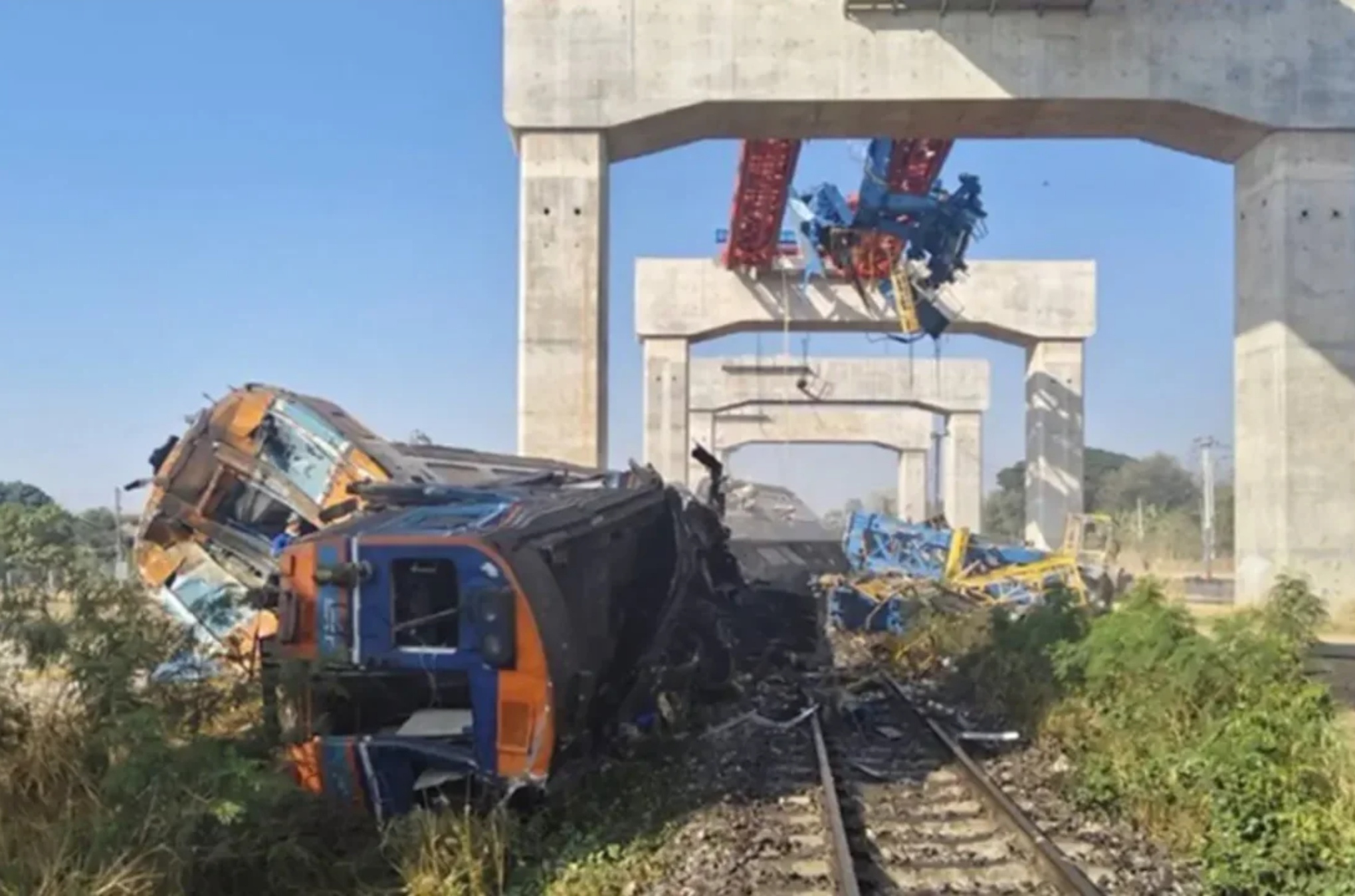 Gerbong kereta yang hancur tertimpa beton dan crane pembangunan kereta cepat di Nakhon Ratchasima, Thailand.