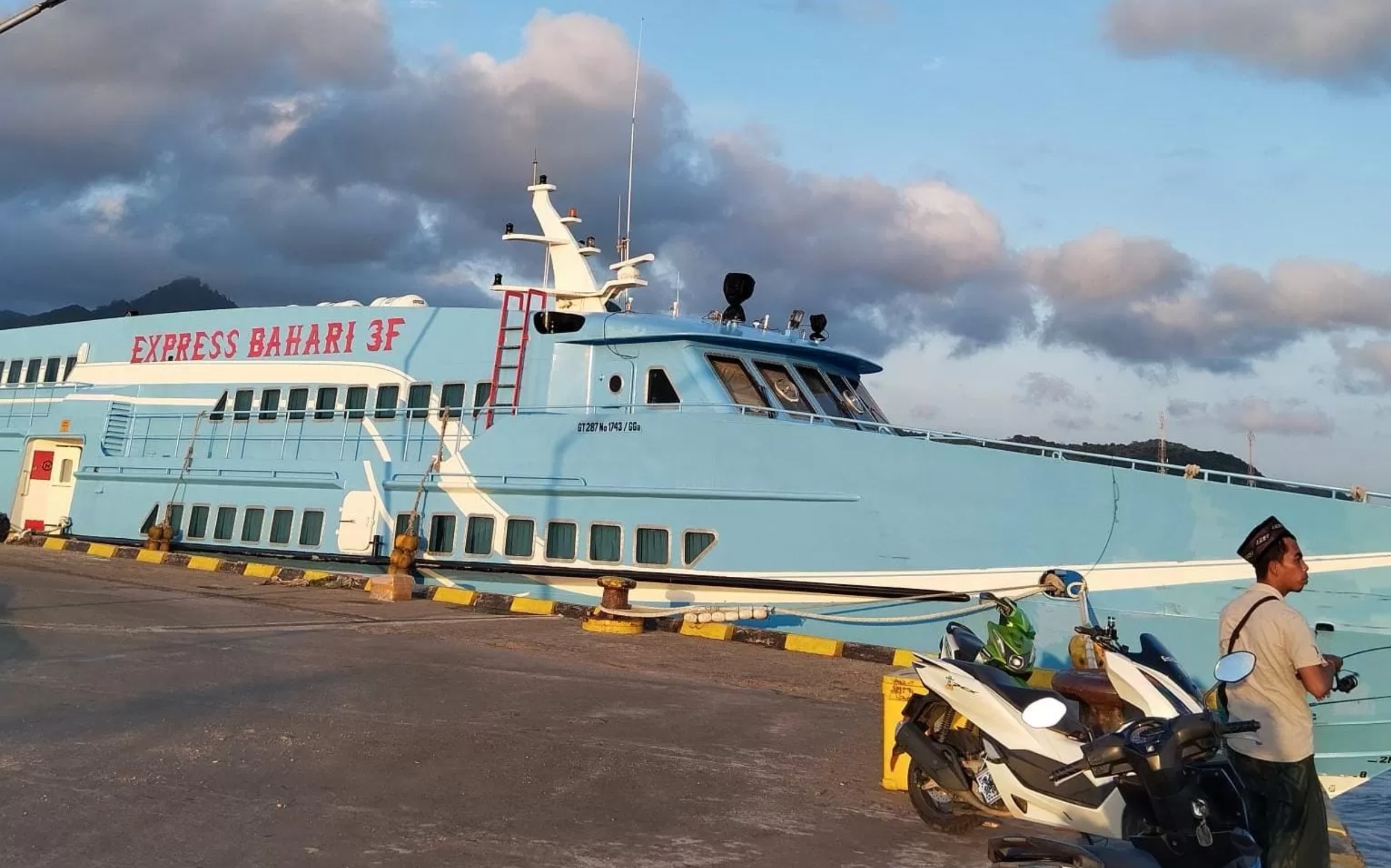 Kapal cepat Express Bahari belum mendapatkan izin berlayar ke Bawean karena cuaca buruk.